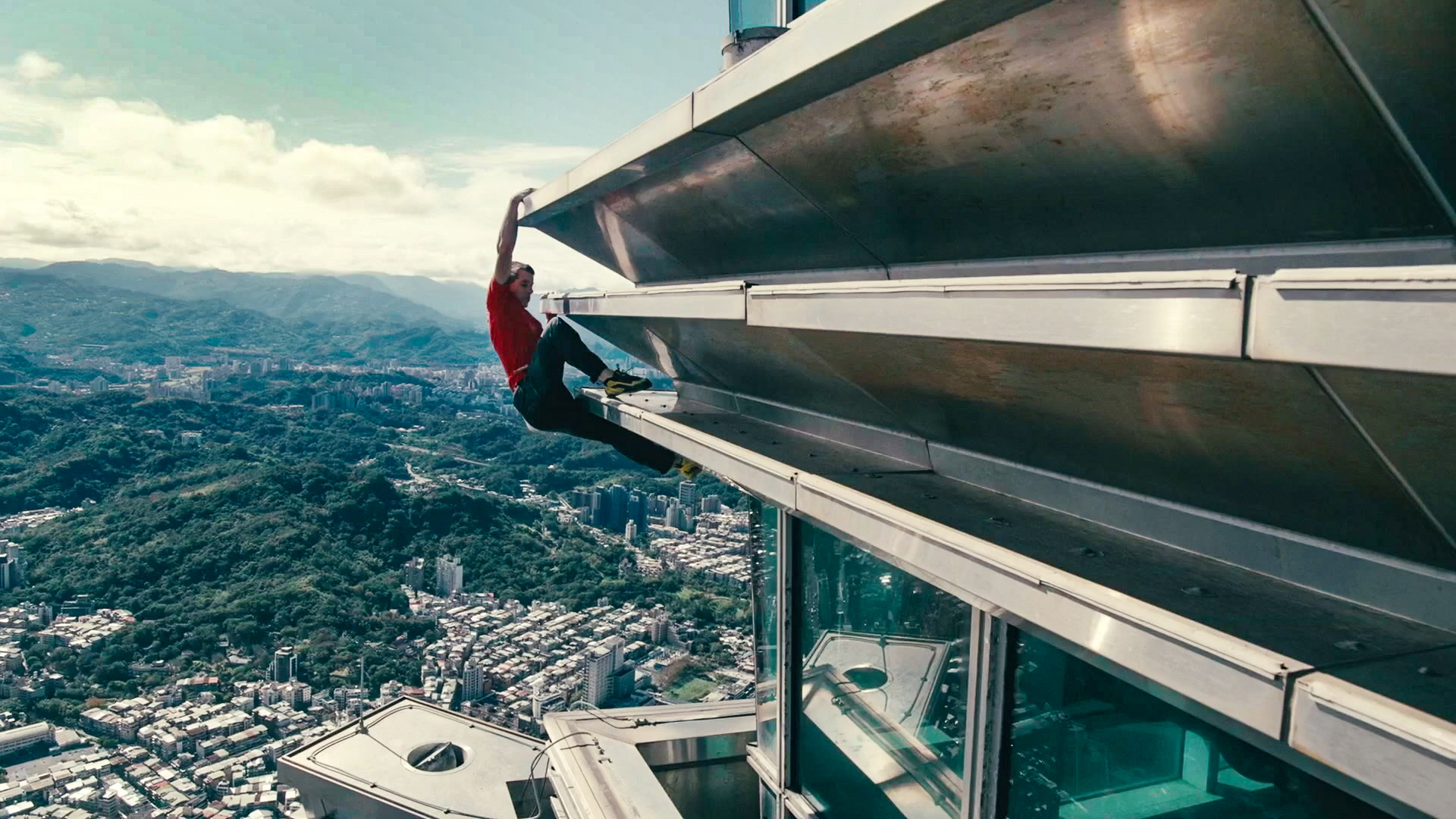 想聽聽看艾力克斯霍諾德一邊爬台北101，一邊說中文嗎？中文配音功能上線了。（Netflix提供）