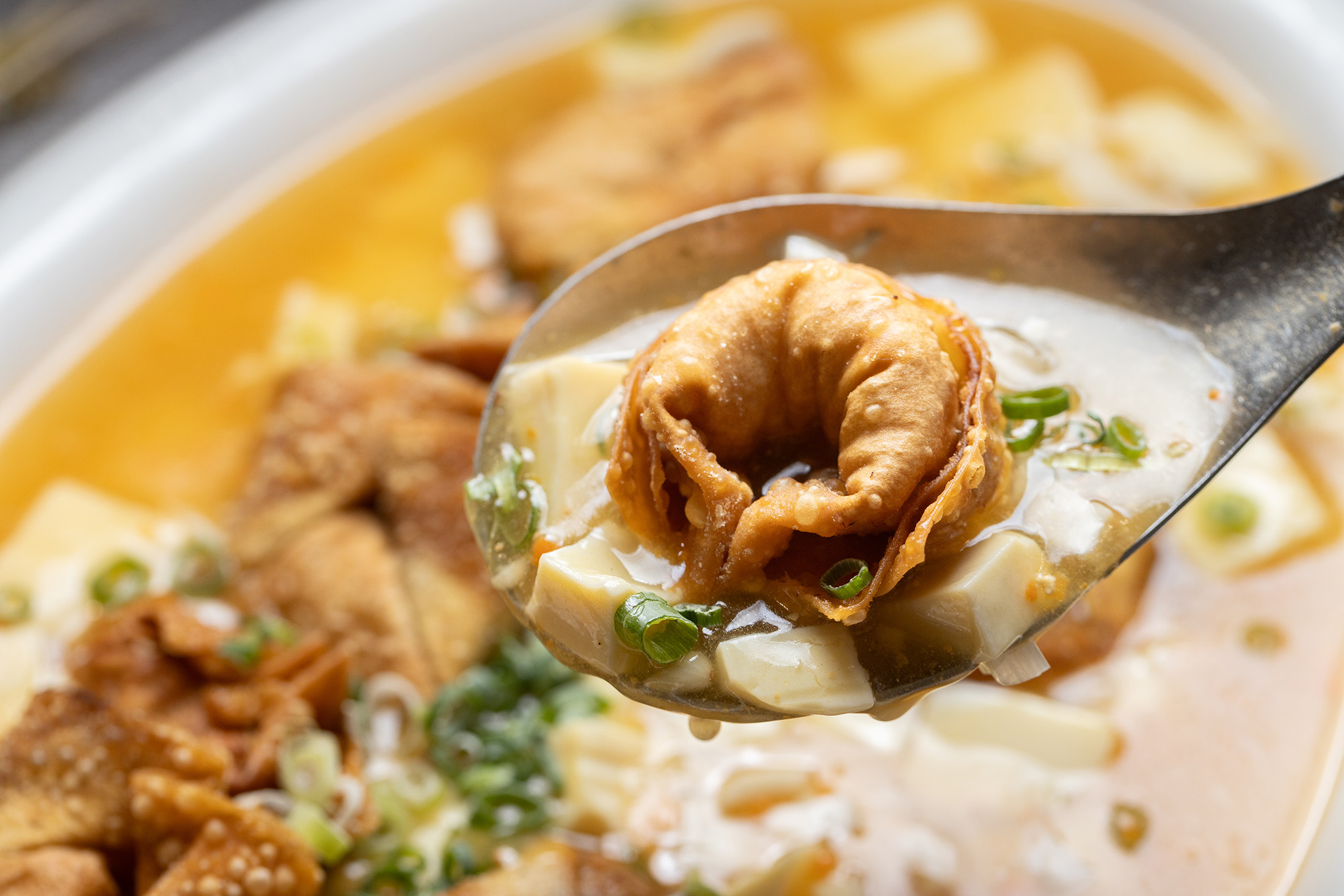 來自彰化九蝦行製作的「炸蝦丸炒手」，完整保留蝦子的鮮味與紮實口感。