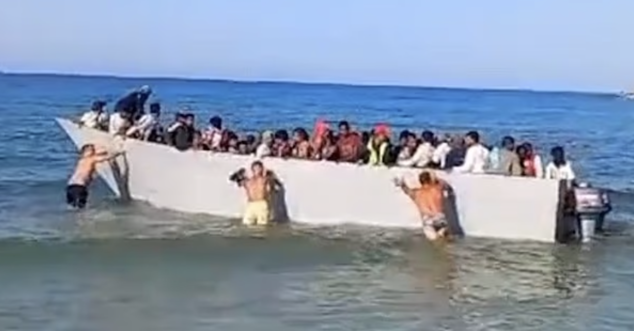 希臘南部一處海灘日前發生衝突，一艘載有難民的小船想靠岸，但卻被希臘遊客合力推回海上。（翻攝自tiktok）