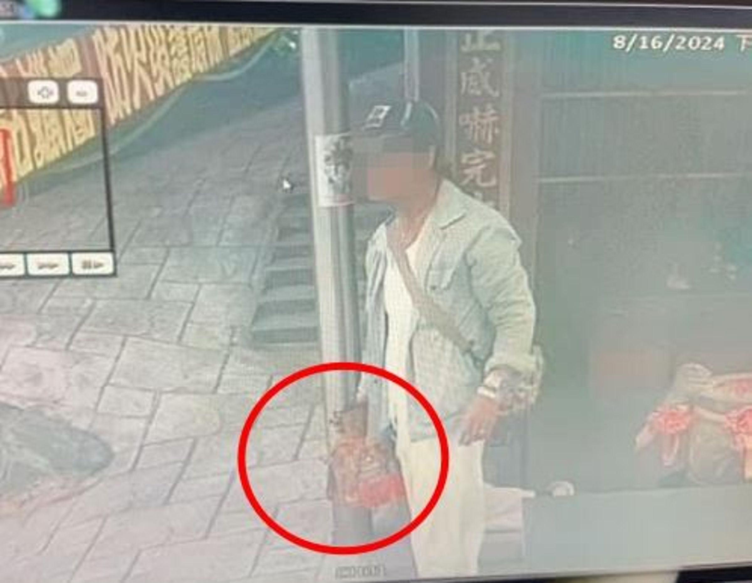 警方已透過監視器鎖定一名行蹤可疑男子。(翻攝畫面)