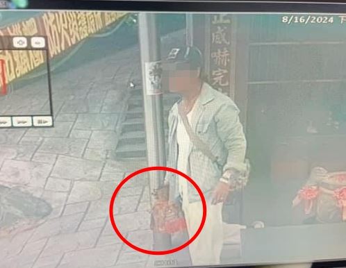 警方已透過監視器鎖定一名行蹤可疑男子。（翻攝畫面）