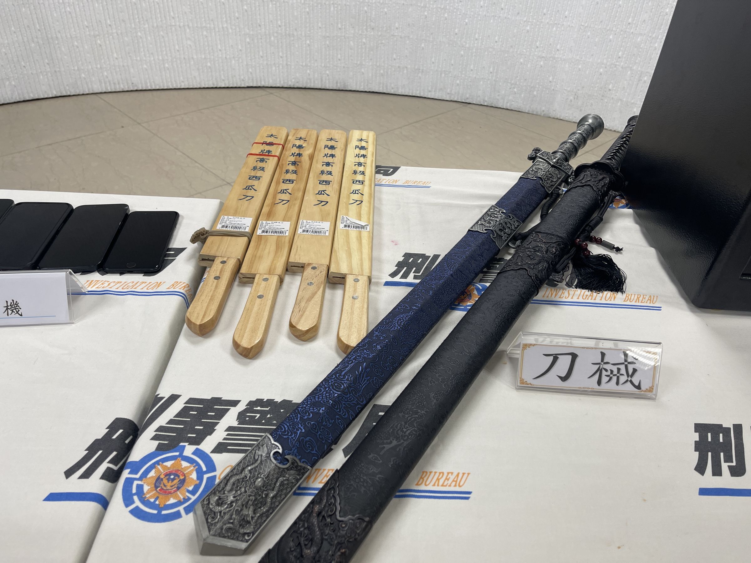 扣案凌虐工具。（警方提供）