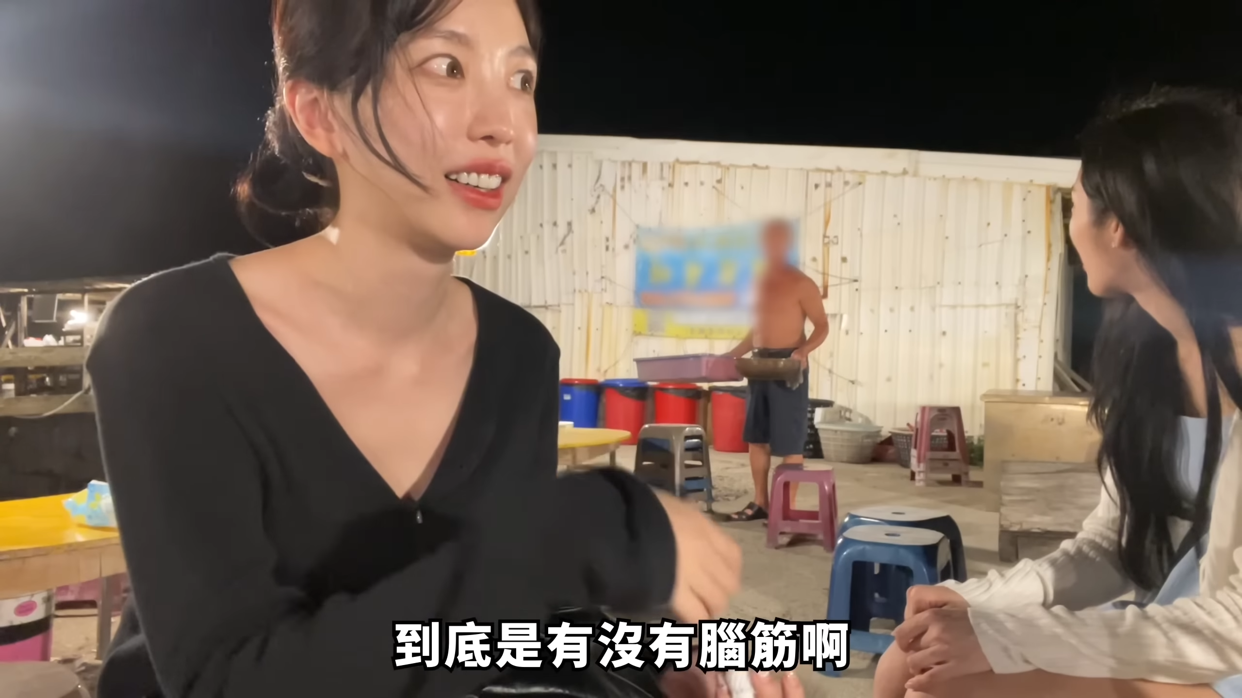 影片中尹到怡一臉尷尬，令網友心疼不已。（翻攝自YouTube @ 윤도이 尹到怡 DOILY LIFE）