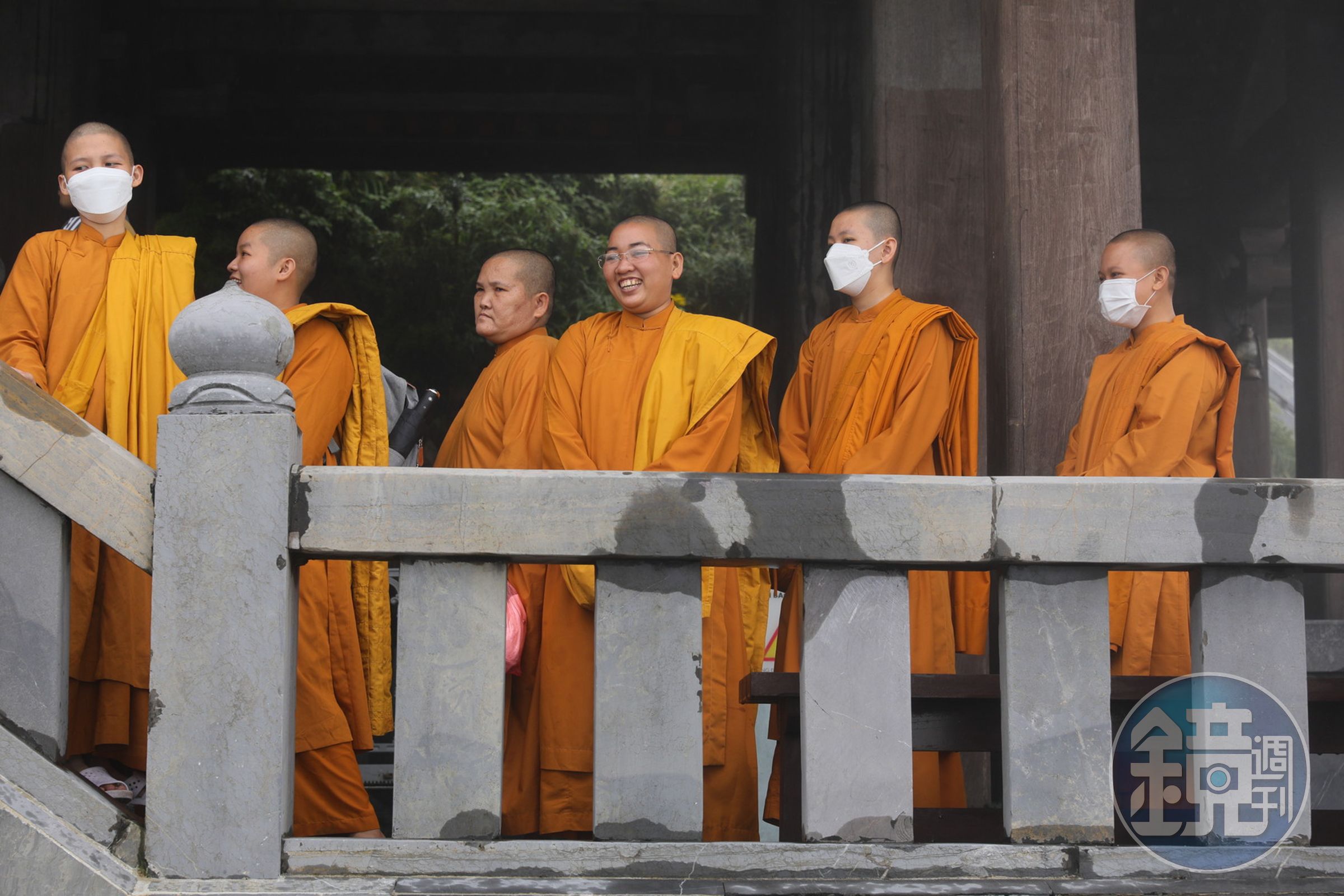 途中可見許多小沙彌們也前來朝聖。