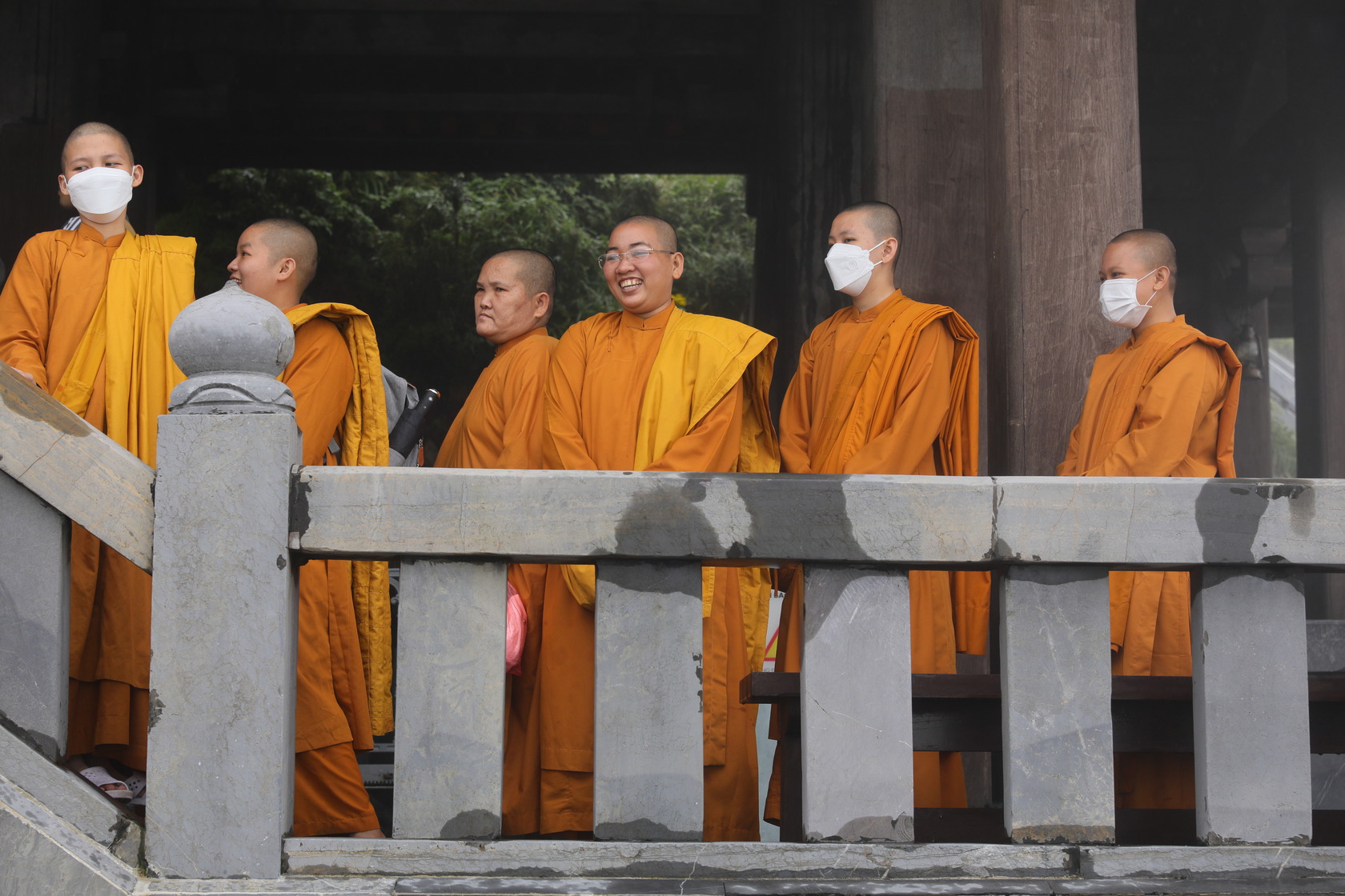 途中可見許多小沙彌們也前來朝聖。