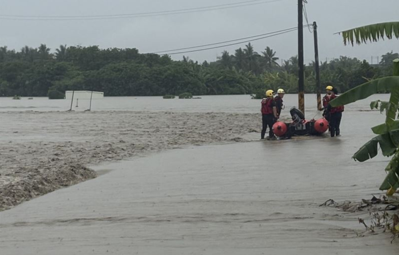高雄路竹因瞬間暴雨造成路面積水，有少年在工廠內顧機器睡著，意外遭大水包圍受困，警消出動橡皮艇成功救援。（翻攝畫面）
