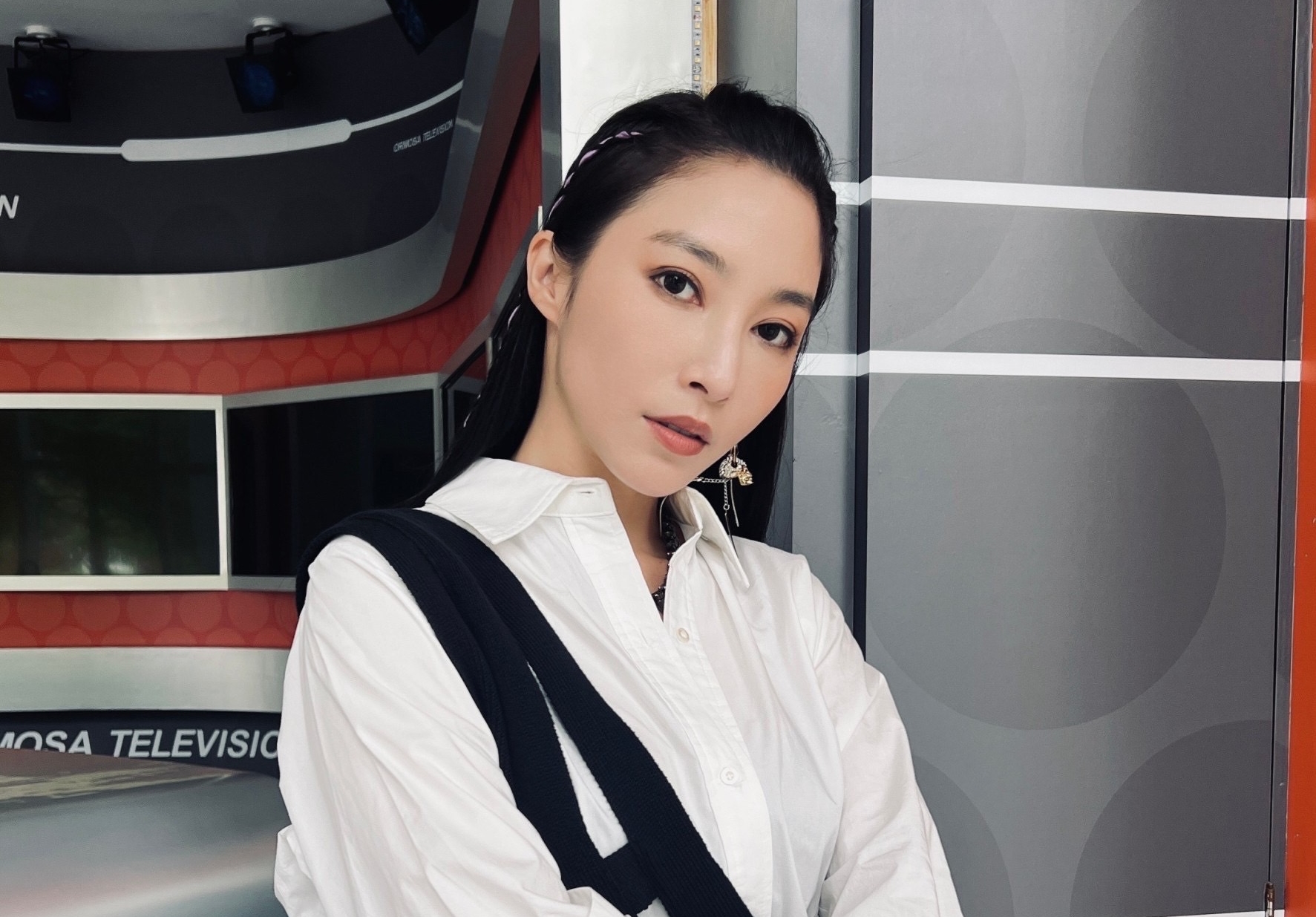 張家瑋《愛的榮耀》龐克裝出場。（民視提供）