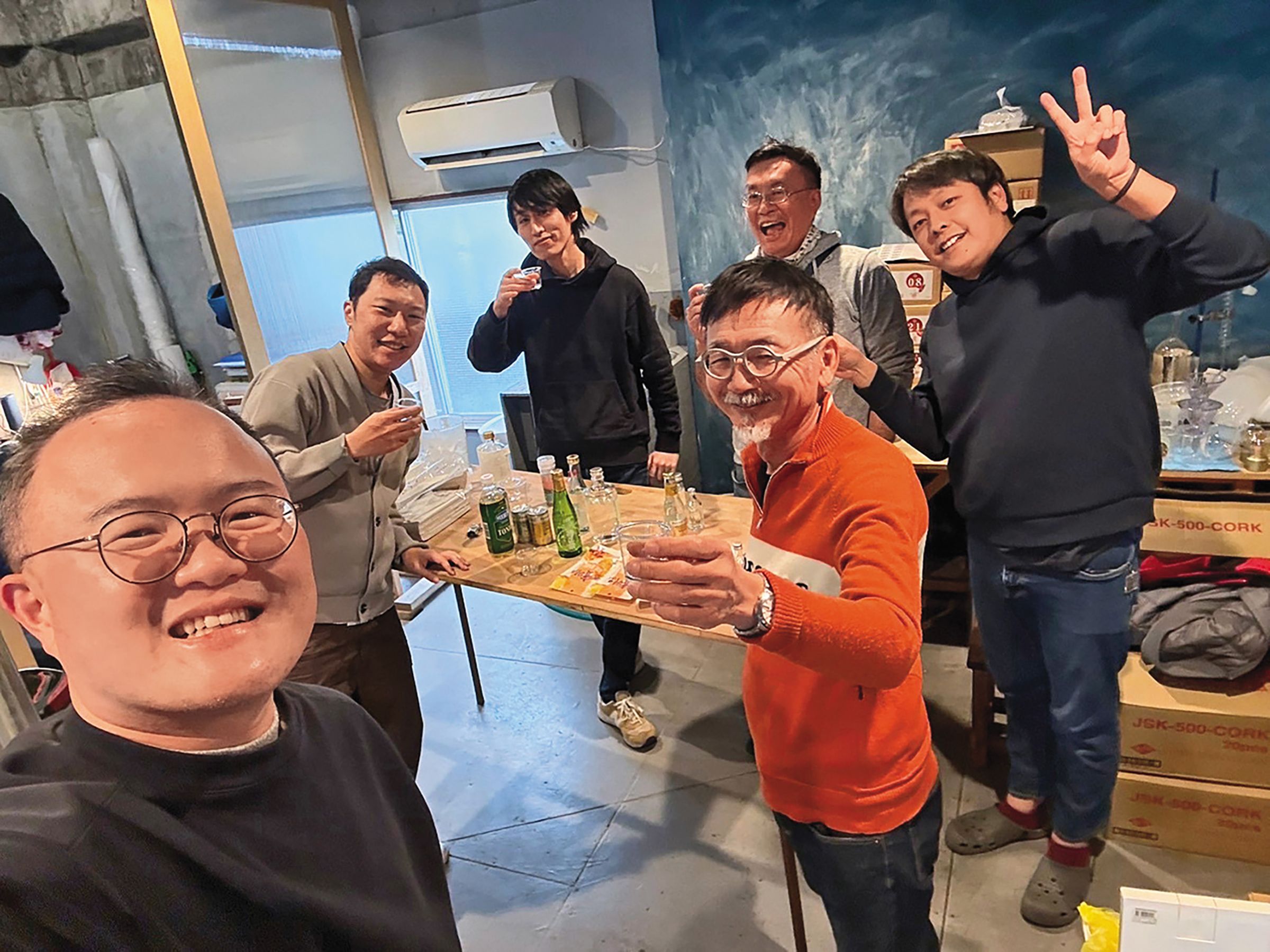 創辦人Hugo（左一）、Kaiyu（左二）、Shinya（著橘色上衣者）與Kenneth（後排著灰色上衣者）雖來自不同背景，卻擁有共同目標，且工作默契十足。（KKI提供）