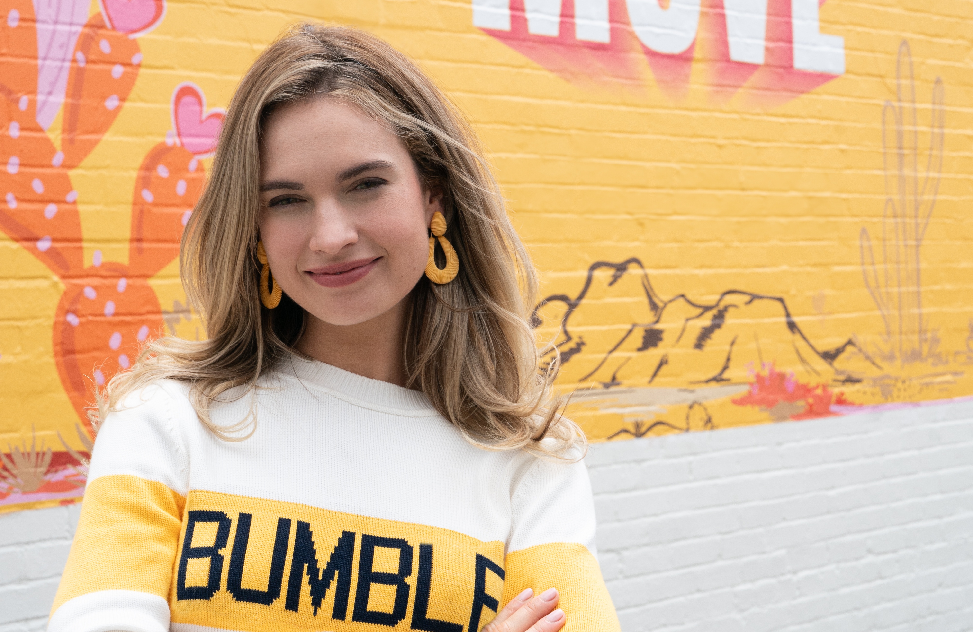 莉莉詹姆斯在《點愛成金》扮演蕙特尼沃爾夫赫德，曾是Tinder聯合創辦人，日後離職又創辦Bumble交友軟體。（Disney+提供）