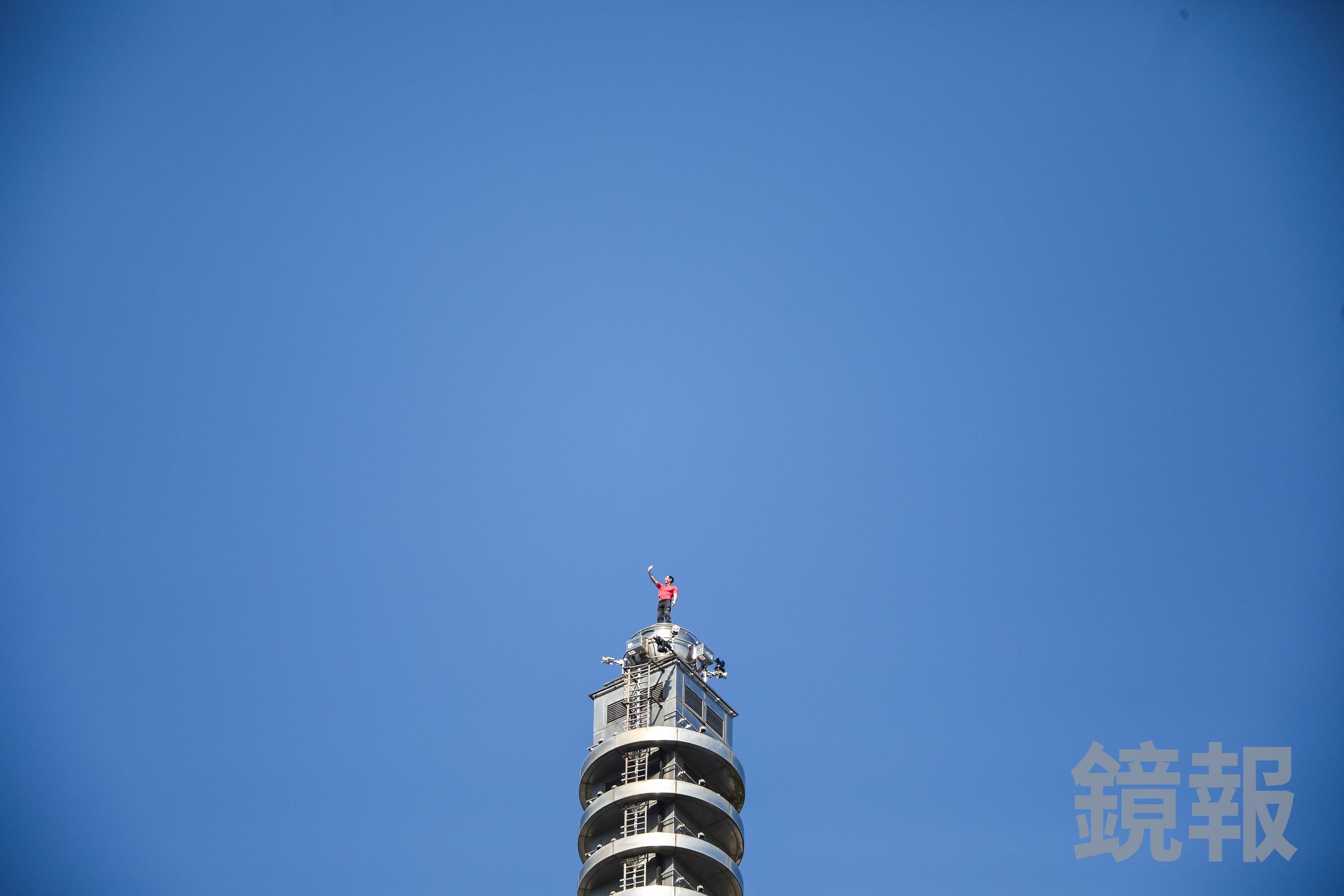 美國極限攀岩家艾力克斯霍諾德成功徒手攀爬台北101,歷史壯舉透過Netflix在全球直播,引發國內外熱議。(鏡報鄒保祥、李智為)
