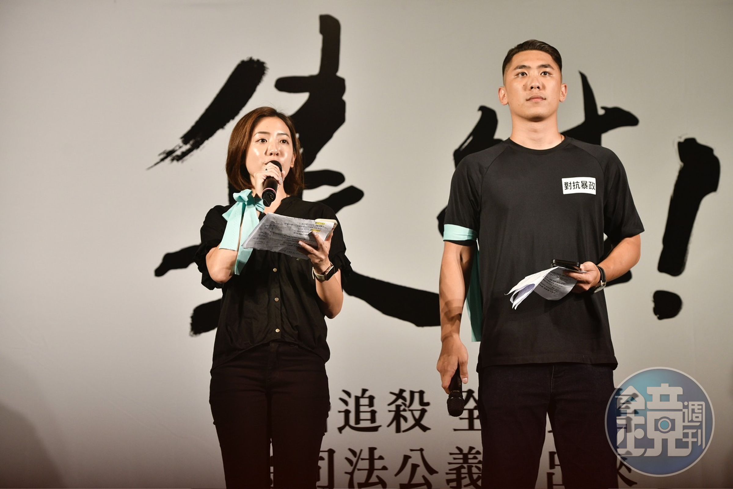民眾黨今(8)日在立法院群賢樓外舉行公民怒吼第一站,主持人由新北市議員陳世軒、台北市議員黃瀞瑩擔任。