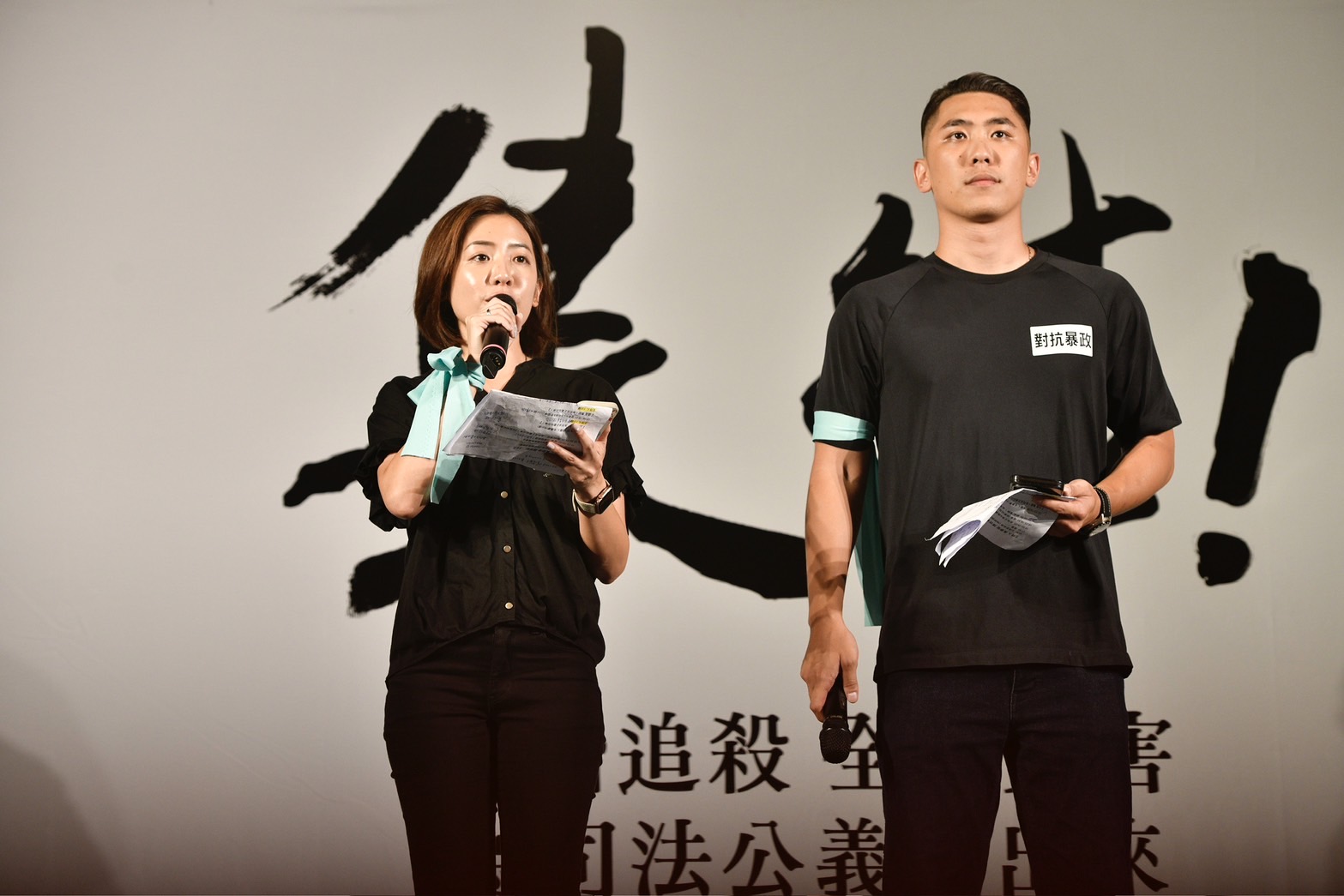 民眾黨今（8）日在立法院群賢樓外舉行公民怒吼第一站，主持人由新北市議員陳世軒、台北市議員黃瀞瑩擔任。