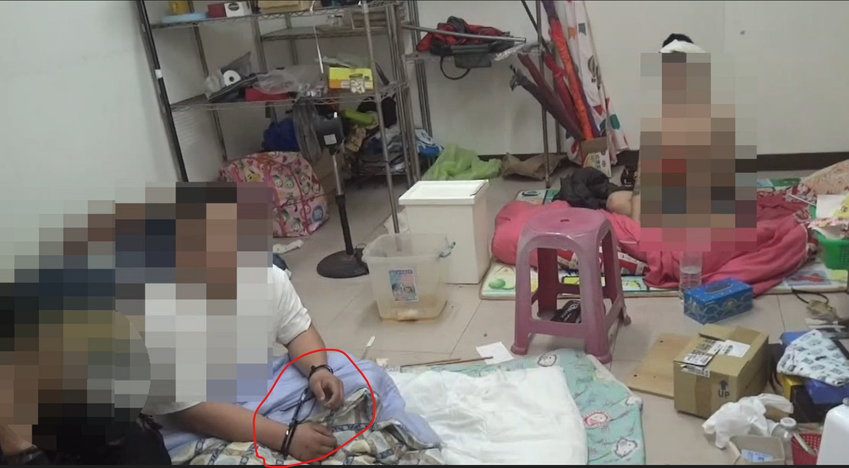  5名車手遭拘禁多天，在寒天裡僅著內褲，全程遭口罩遮眼。（警方提供）