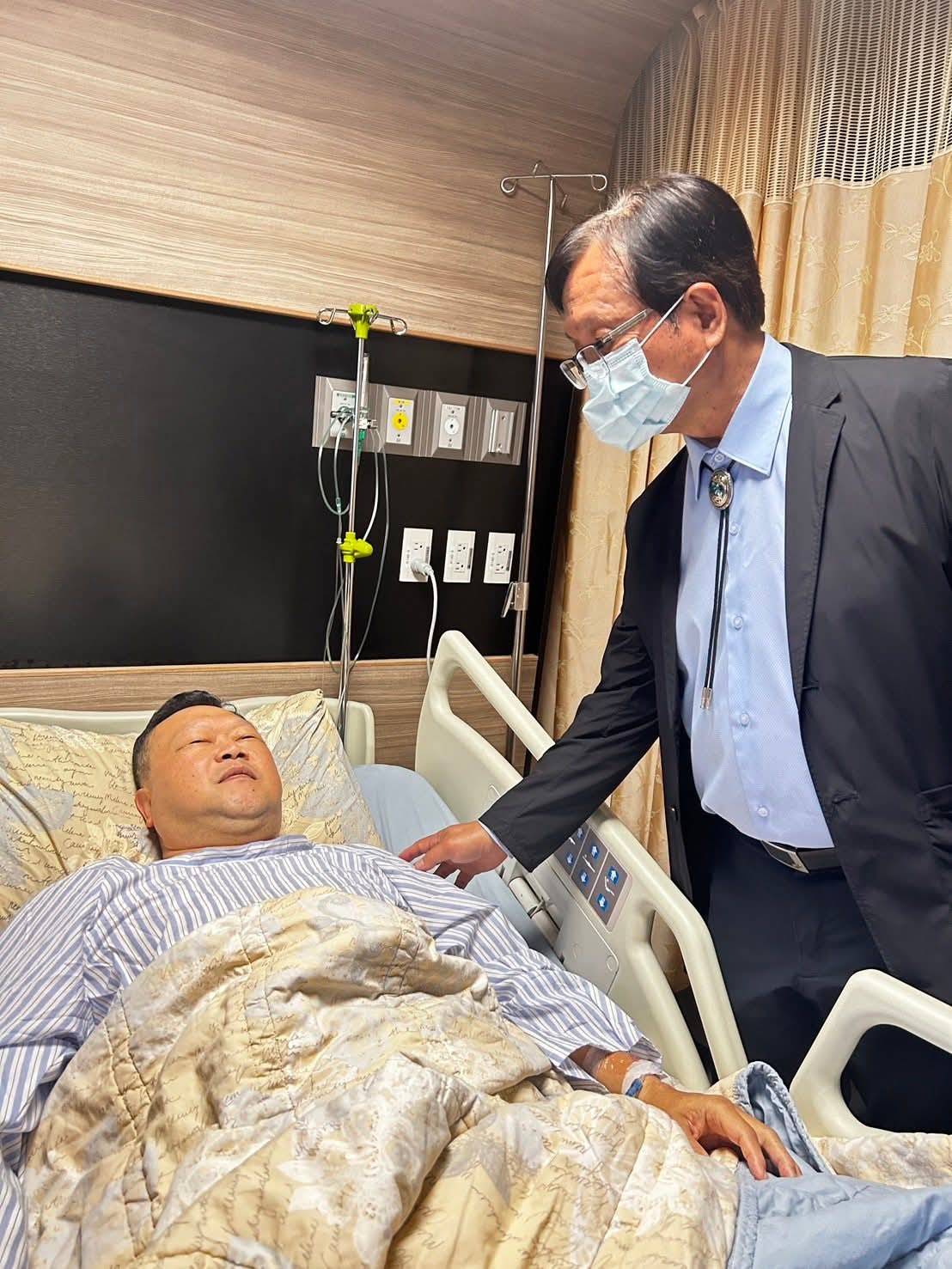 彰化市長林世賢探視埔鹽分駐所長陳國銘。(林世賢在「彰化人大小事」
