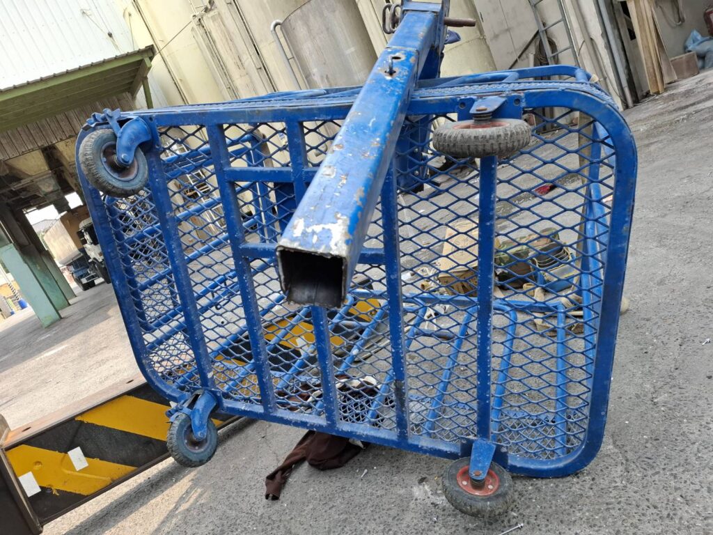 吊籃疑似超載才斷裂墜地。（翻攝記者爆料網）
