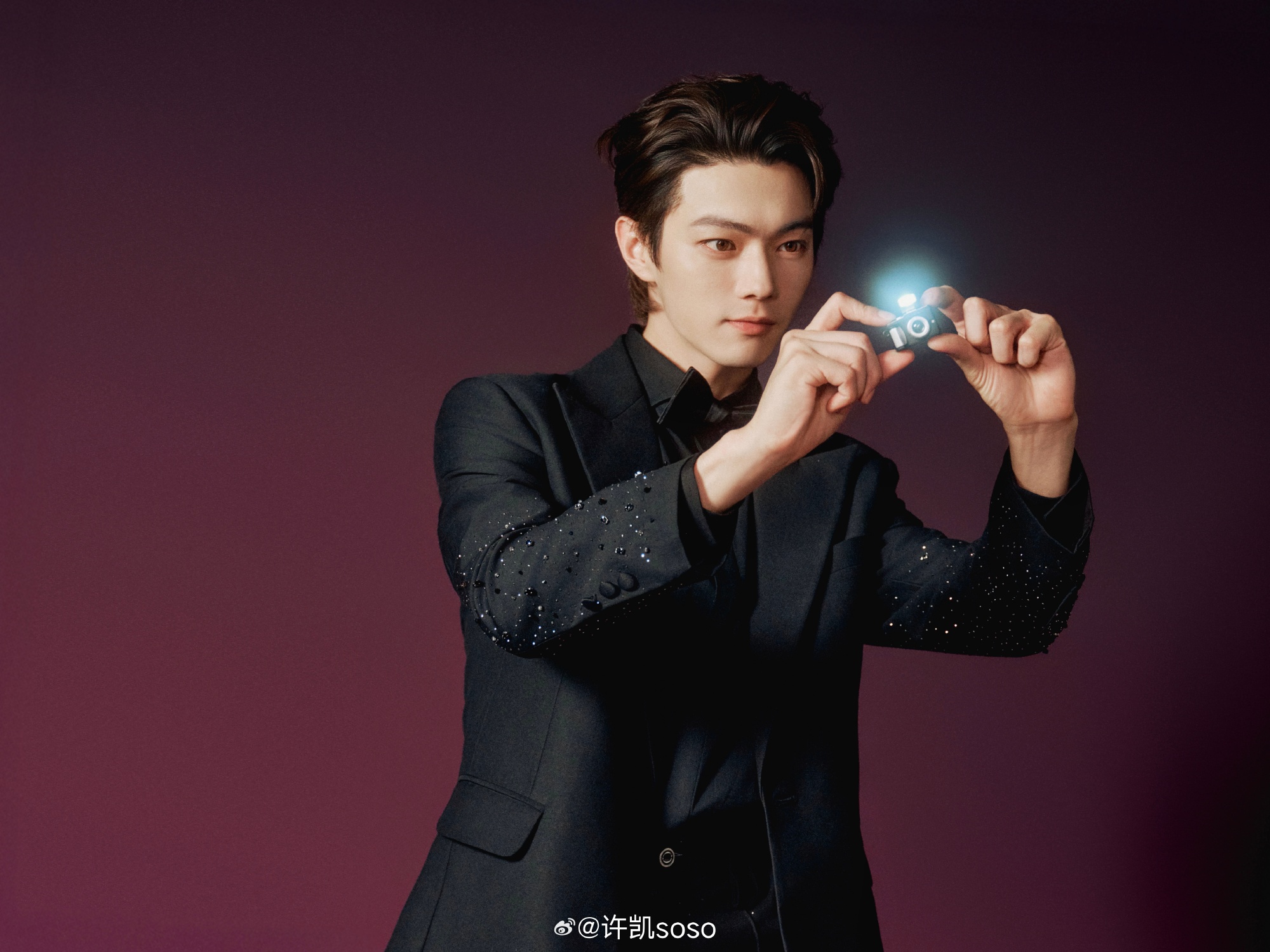 大陸小生許凱近日連遭踢爆劈腿與聚賭，負面話題頻上熱搜，導致被即將開拍的新劇換角。（許凱微博）