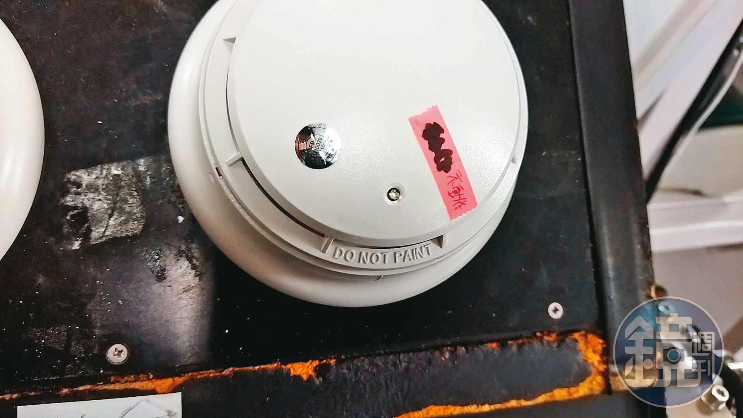 廠商申請檢測的樣品因無法作動，被貼上紅色標籤註記。（讀者提供）