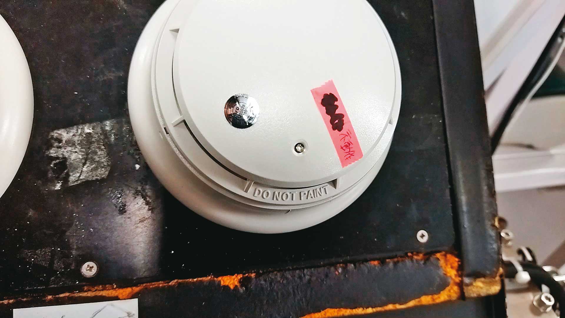 廠商申請檢測的樣品因無法作動，被貼上紅色標籤註記。（讀者提供）