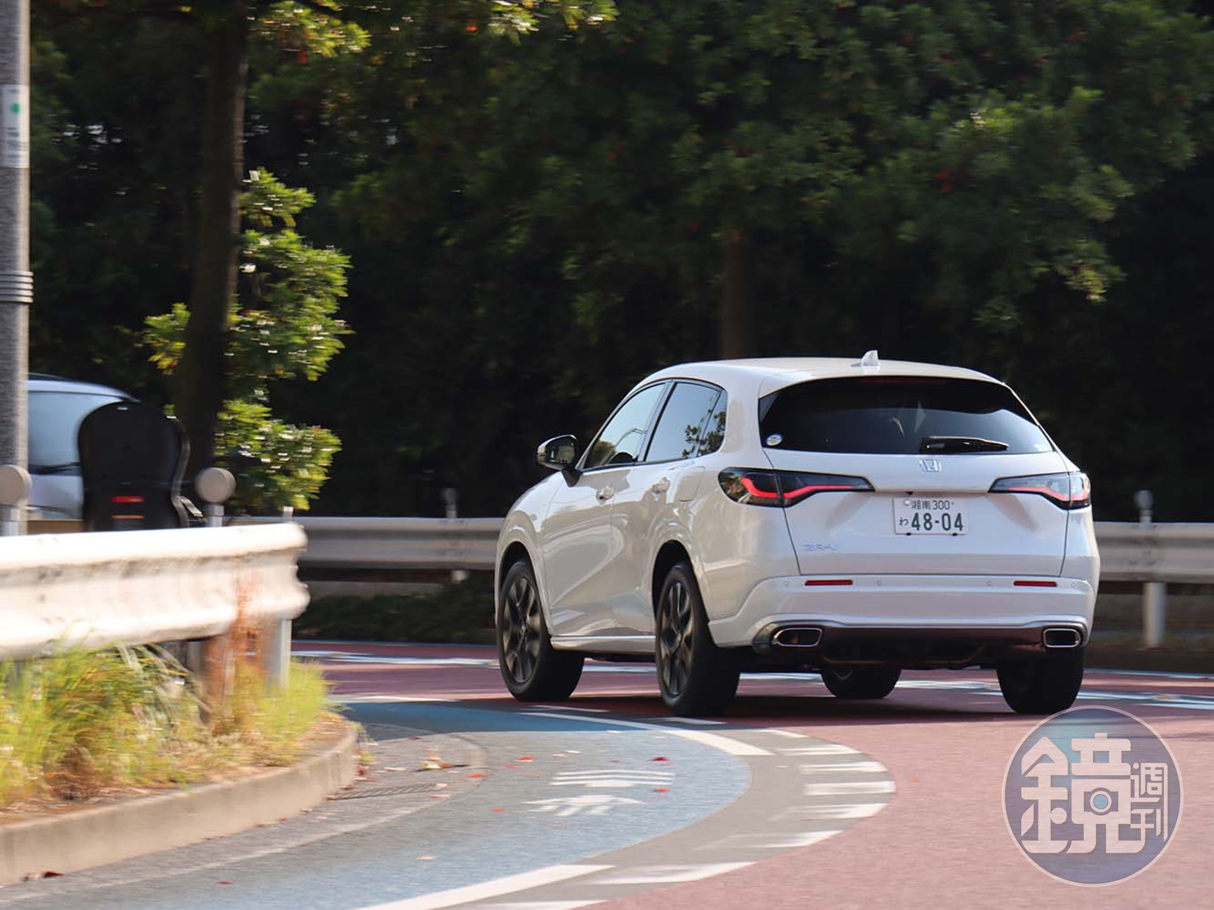 整體的駕駛感受就彷彿在開一輛轎車,沒有休旅車多餘的明顯側傾。