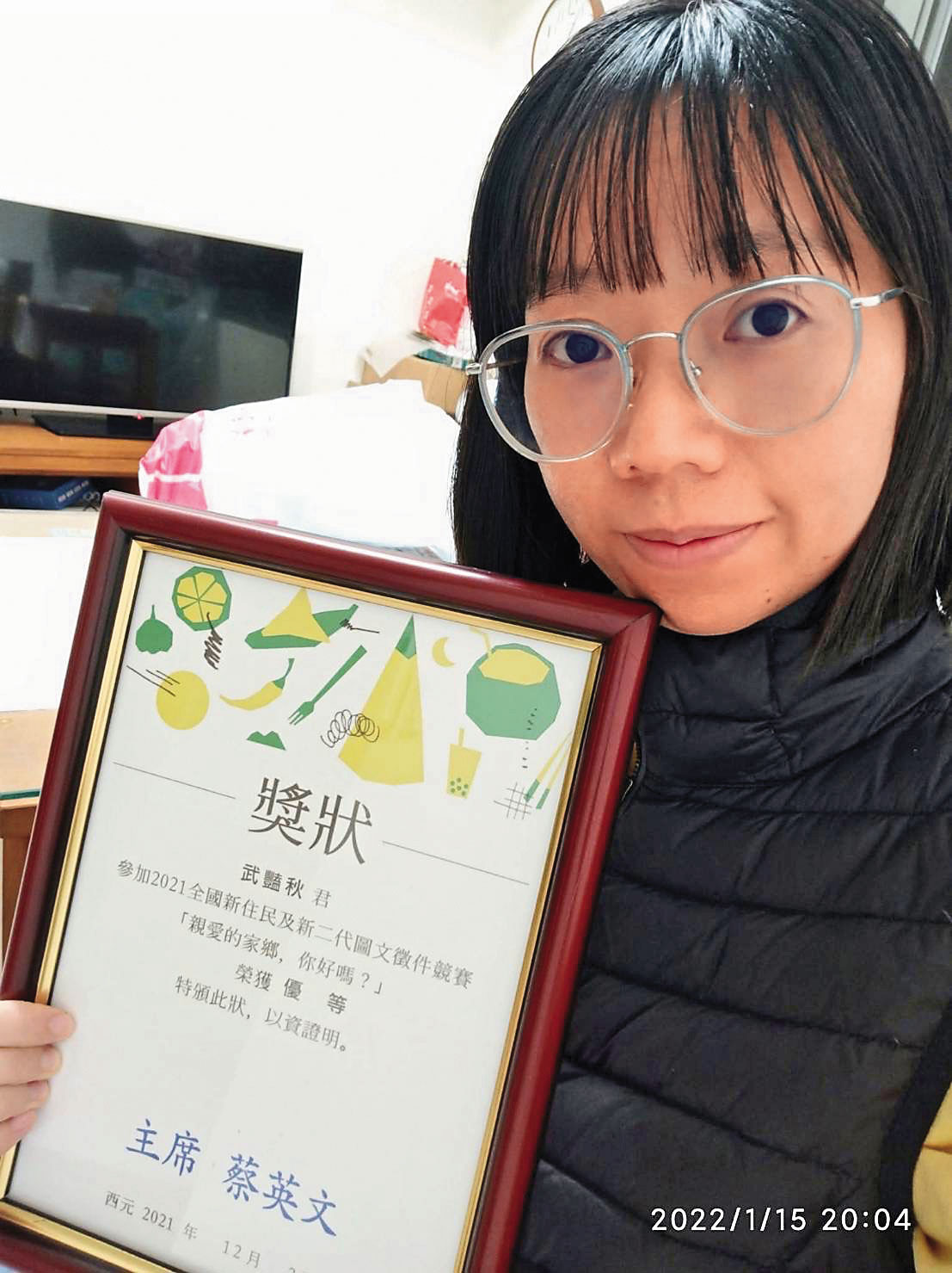 來台後總覺得自己「無能」的武豔秋,2020年一舉獲移民工文學獎首獎,2021年投稿另一項新住民徵文競賽,再獲優勝。(武豔秋提供)