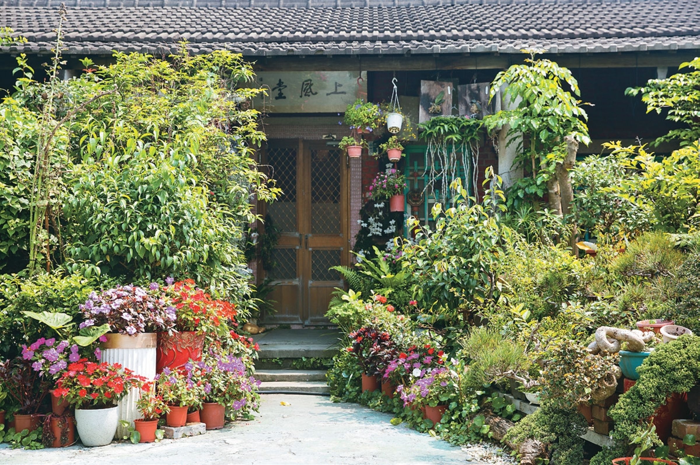 上風堂是陳炳臣的畫室,也是他畫作的展示空間。