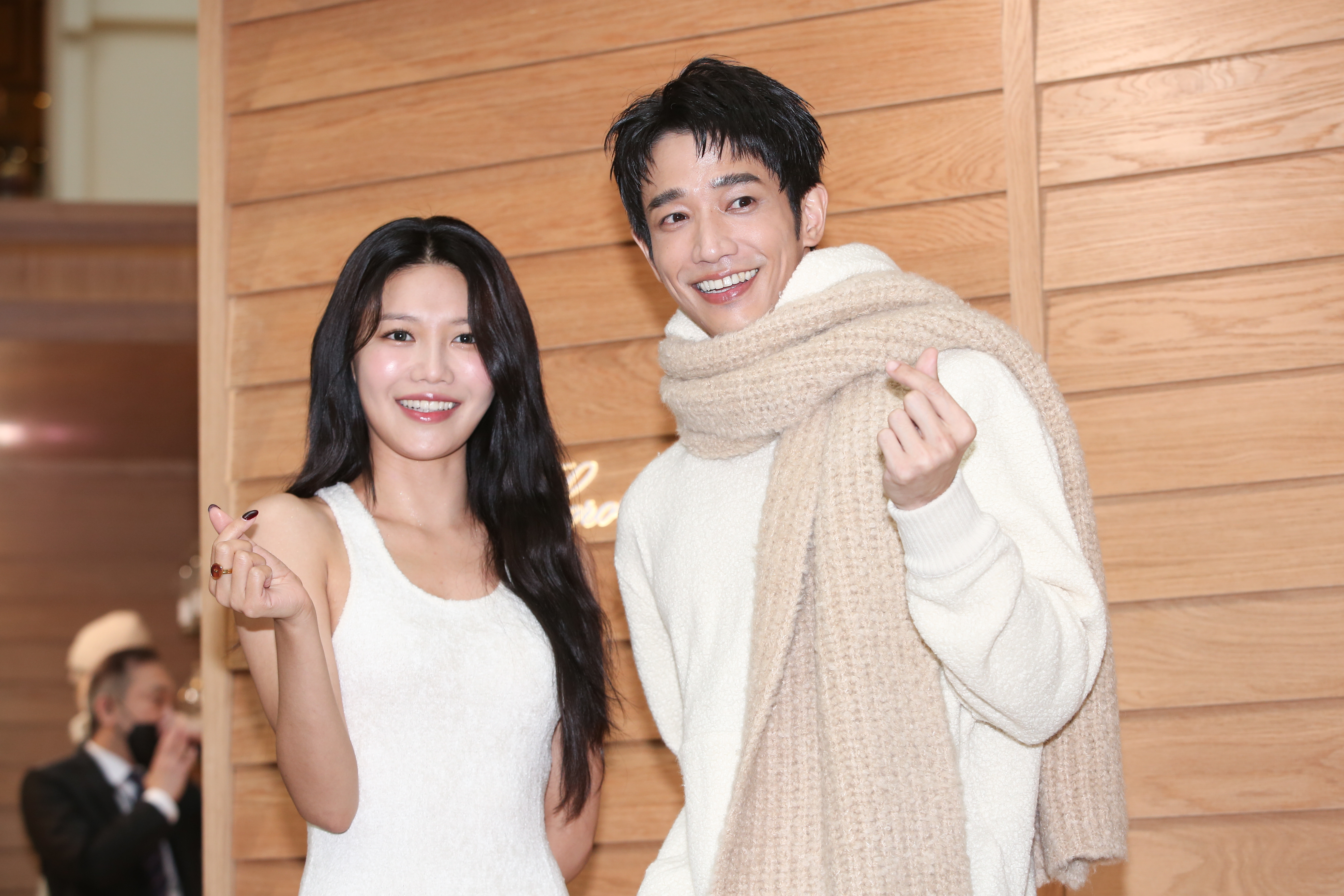 劉以豪（右）與少女時代秀英出席時尚活動。