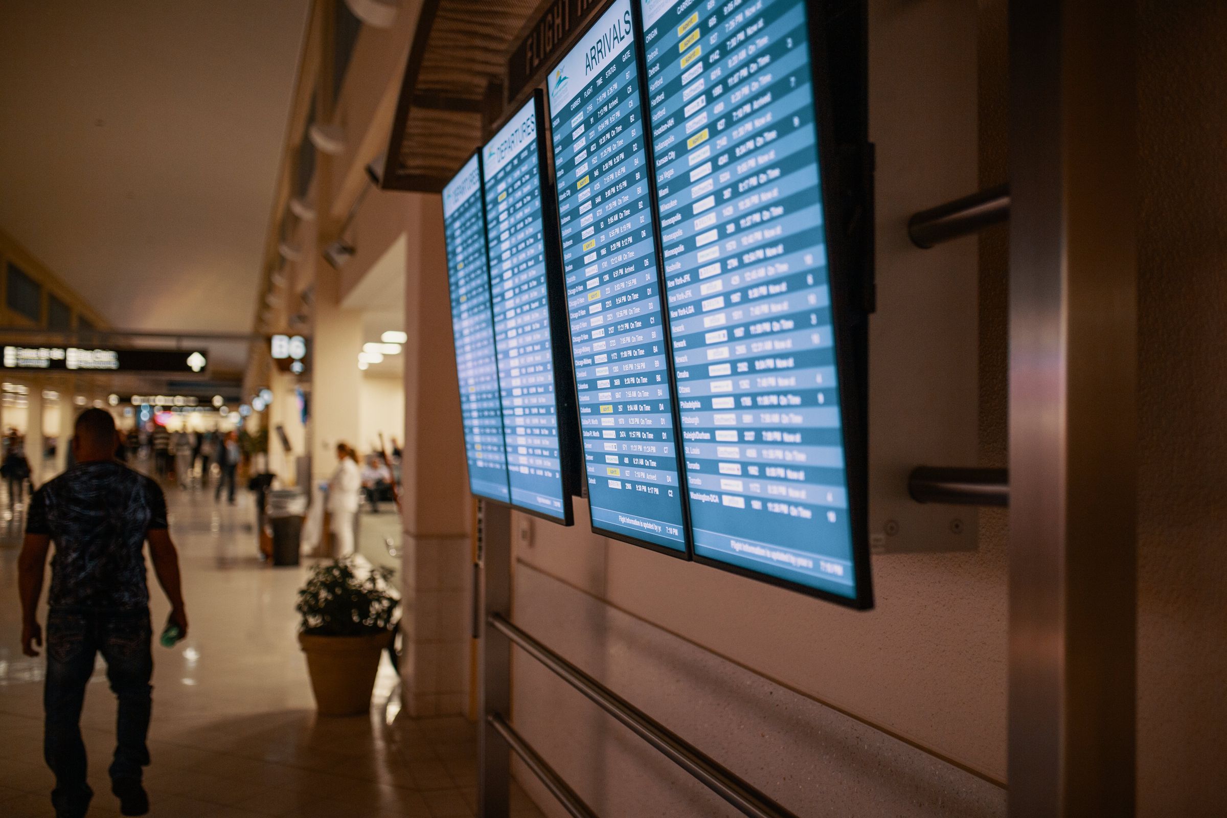 德國漢堡機場當地時間4日晚間8時許,有男子持槍闖入管制區域,機場為此全面暫停飛機起降以策安全。圖為機場示意圖。(取自Pexels)