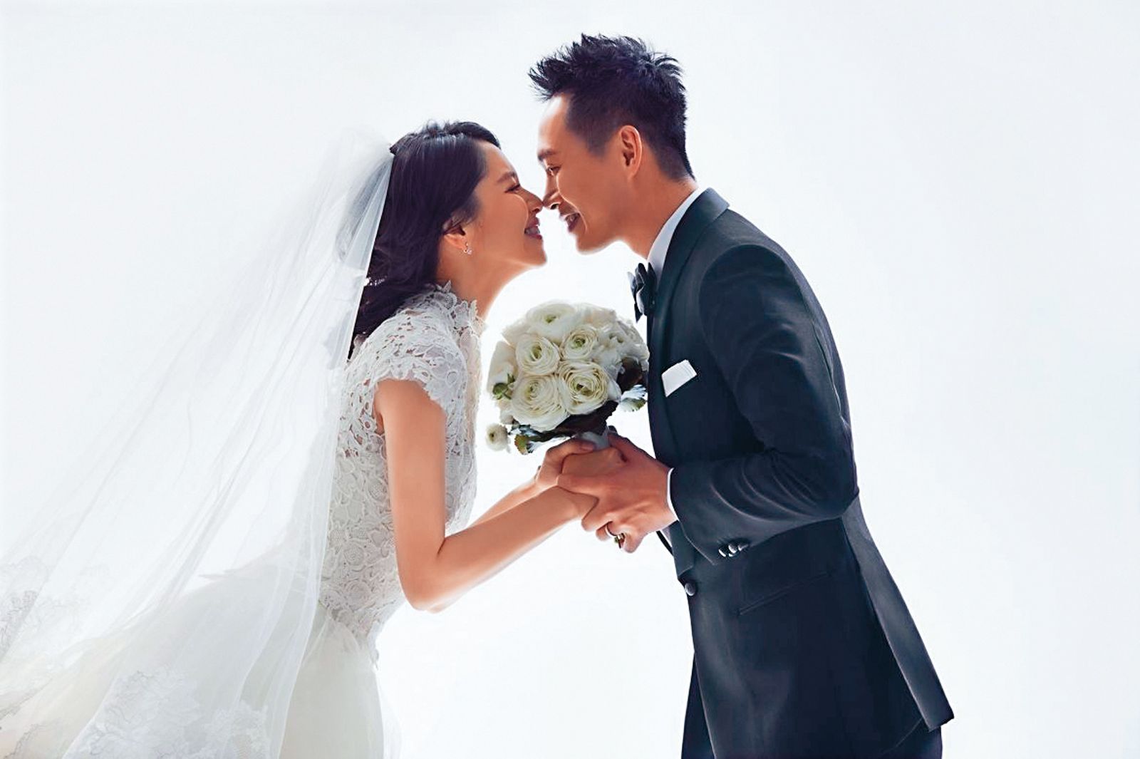 徐若瑄（左）2014年風光下嫁富商李雲峰（右），不過結婚2年，男方便傳出財務危機。（銀魚音樂提供）