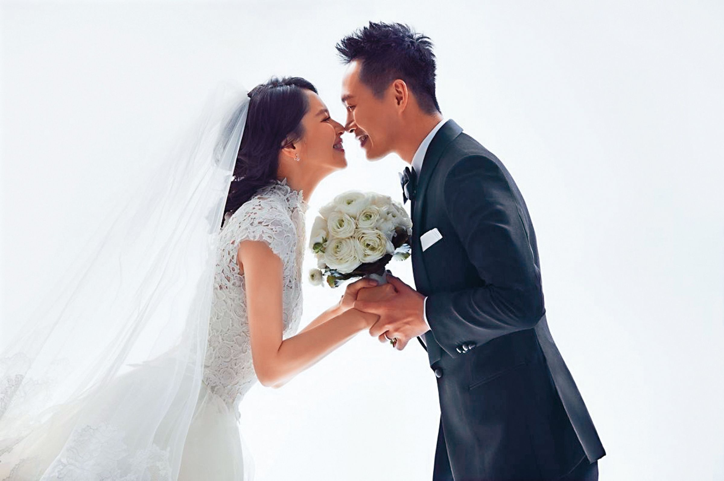 徐若瑄(左)2014年風光下嫁富商李雲峰(右),不過結婚2年,男方便傳出財務危機。(銀魚音樂提供)