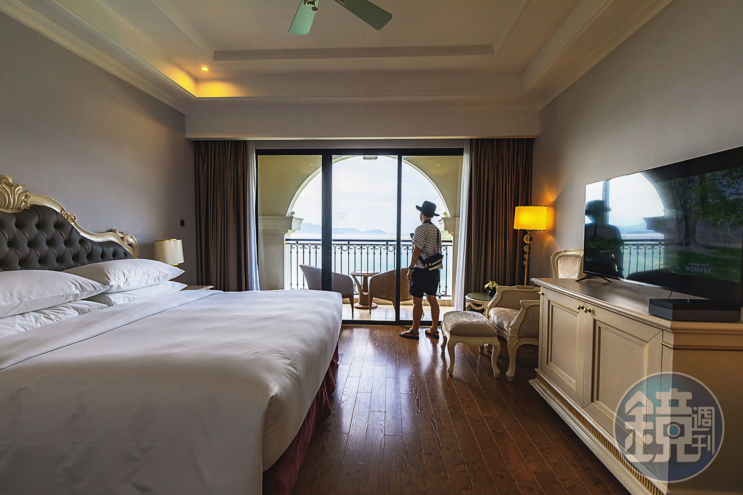 入住萬豪渡假村的「Deluxe Guest room」，可以在客房內坐擁芽莊美麗的海天一色景緻。