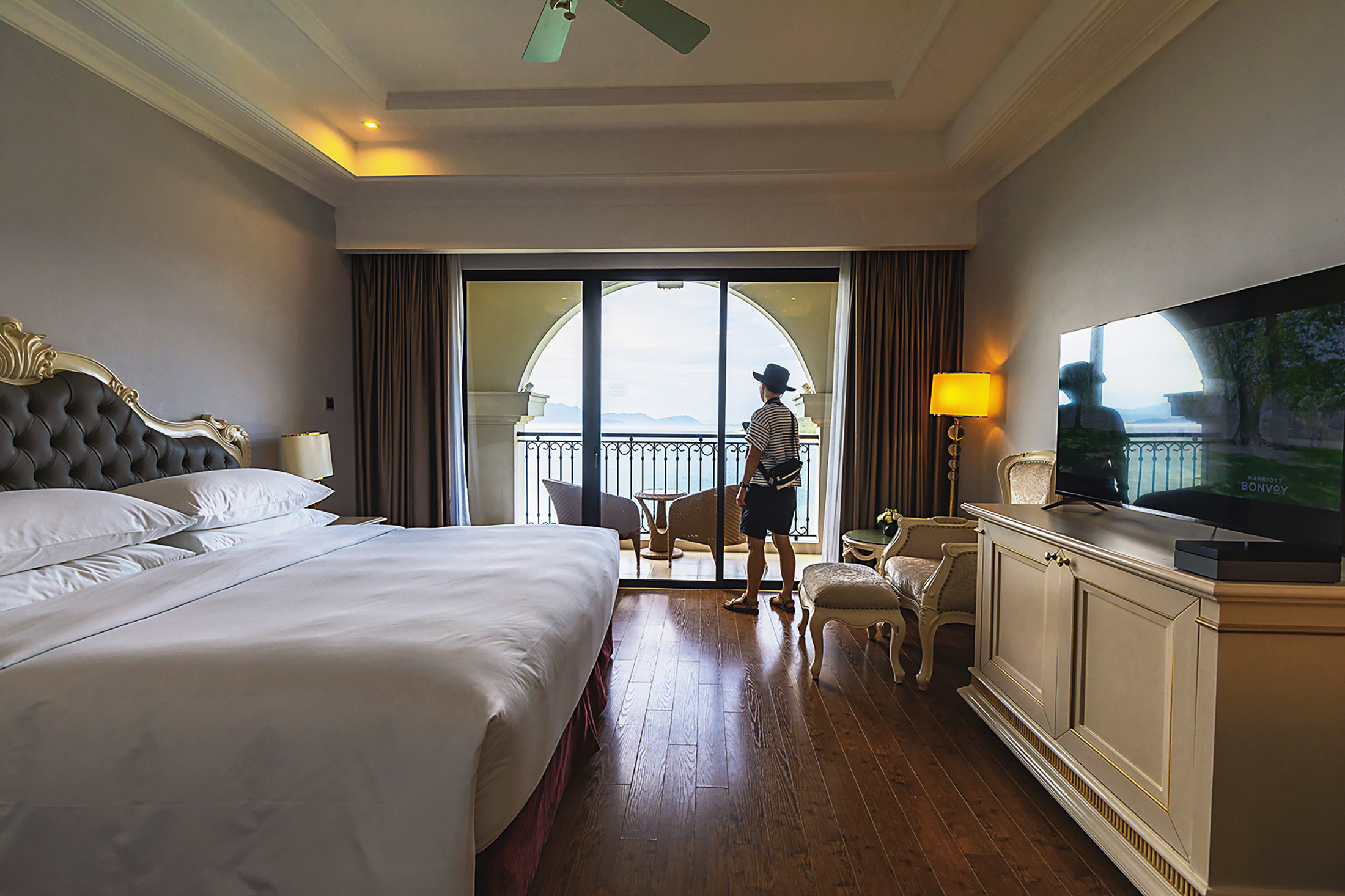 入住萬豪渡假村的「Deluxe Guest room」，可以在客房內坐擁芽莊美麗的海天一色景緻。