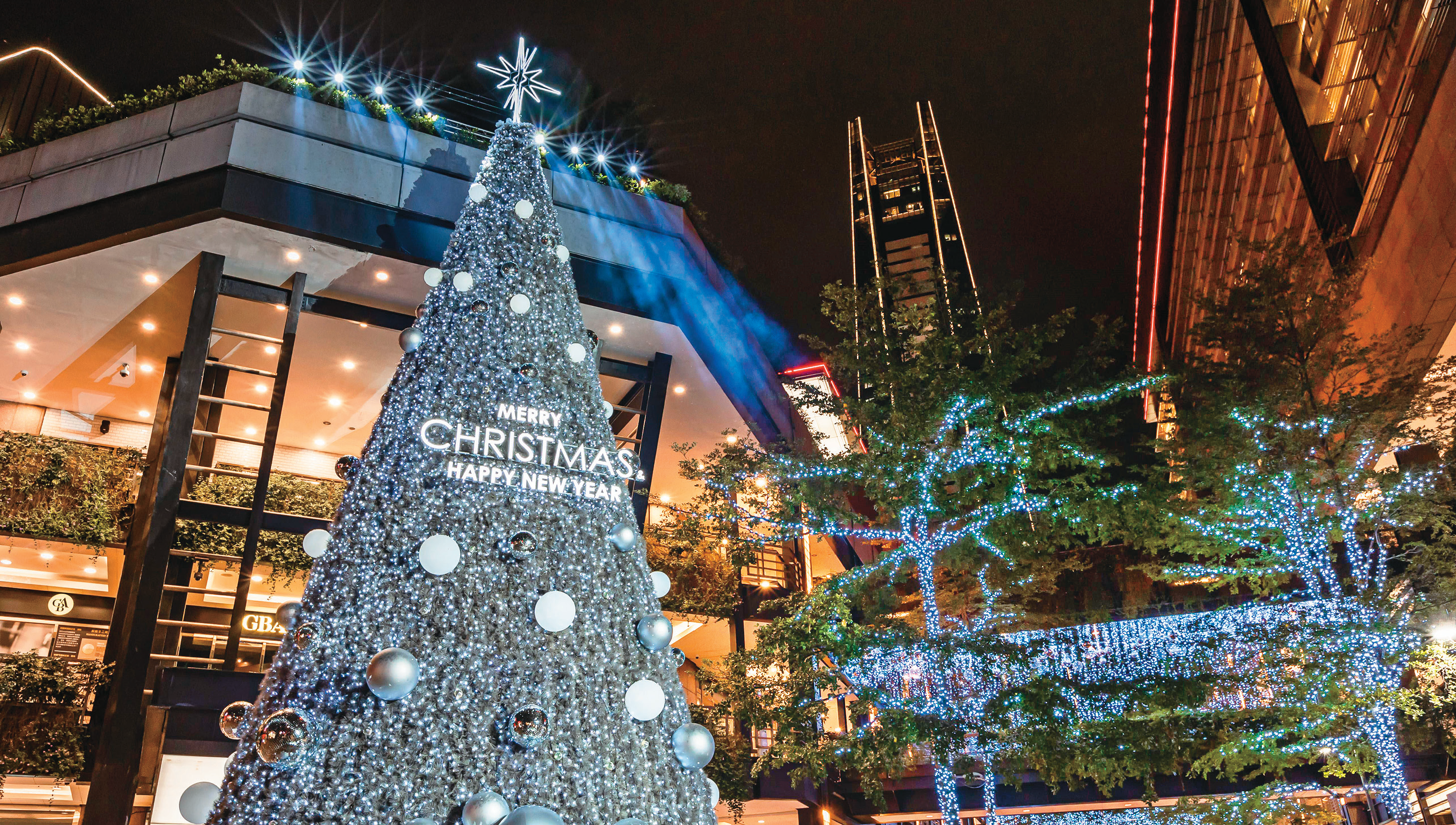 冬季佳節期間信義商圈布置巨型耶誕樹及耶誕燈飾，為街區增添濃厚節慶氛圍。（資料照／台北市商業處）