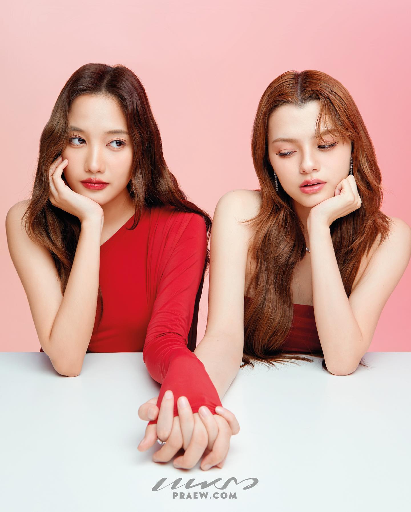 Becky（右）與Freen因為GL劇《粉紅理論》紅遍泰國海內外，也曾到台灣舉辦見面會。（翻攝Becky IG）