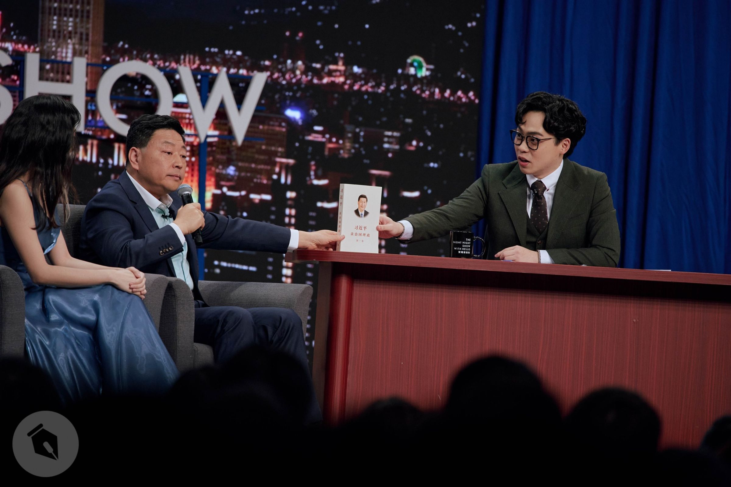 王志安(中)在《賀瓏夜夜秀》中歧視身障者言論引發爭議,主持人賀瓏(右)事發後神隱。(翻攝賀瓏臉書)