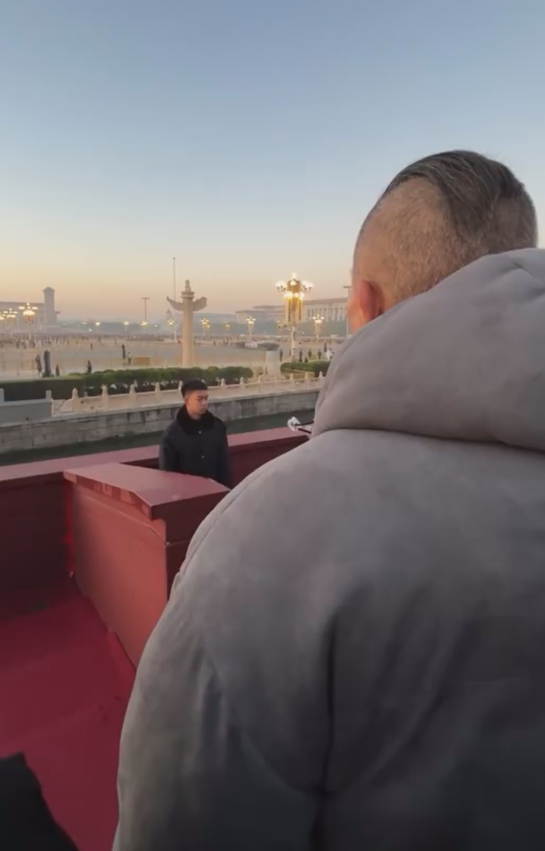 館長清晨就整裝待發前往天安門。（翻攝微博）