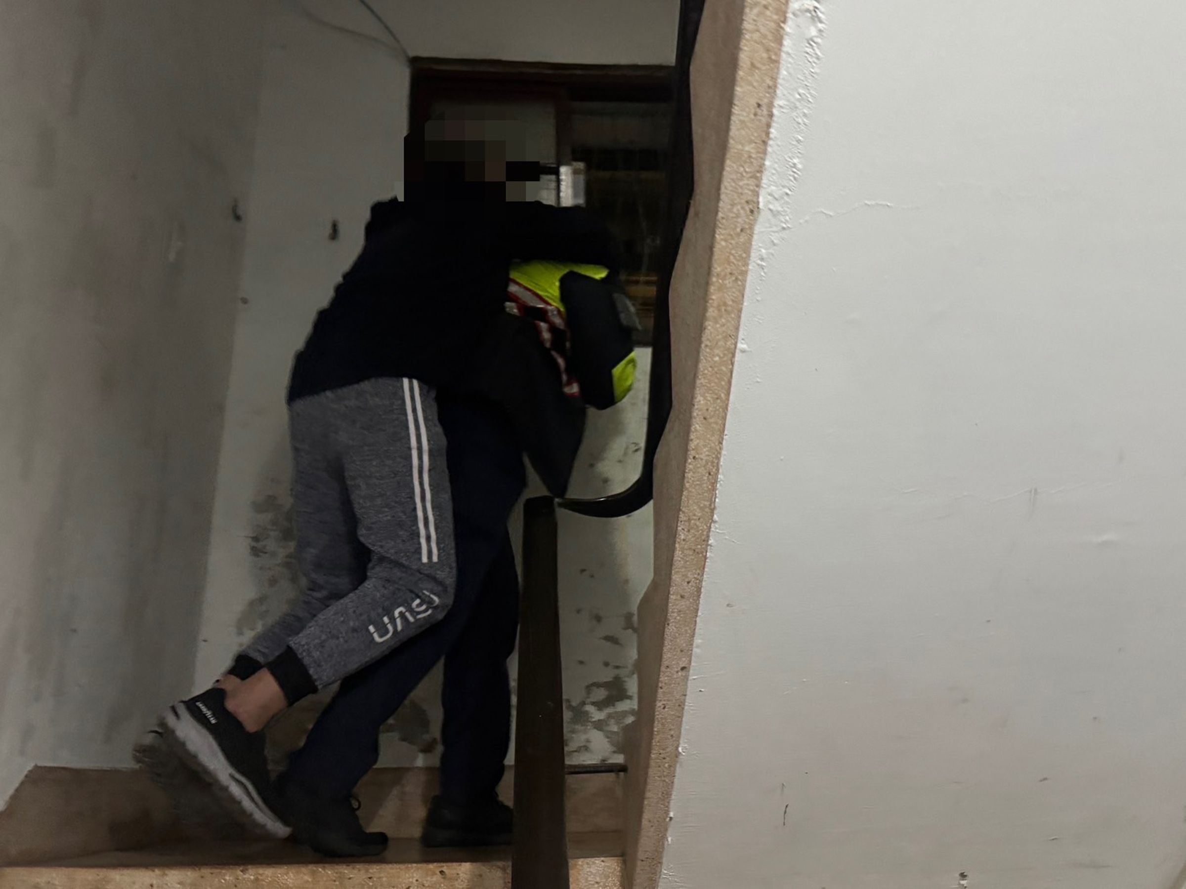 男子無法行走，全程由李姓員警揹負上樓。（海山分局提供）