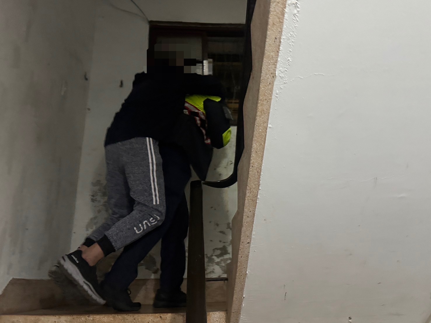 男子無法行走，全程由李姓員警揹負上樓。（海山分局提供）