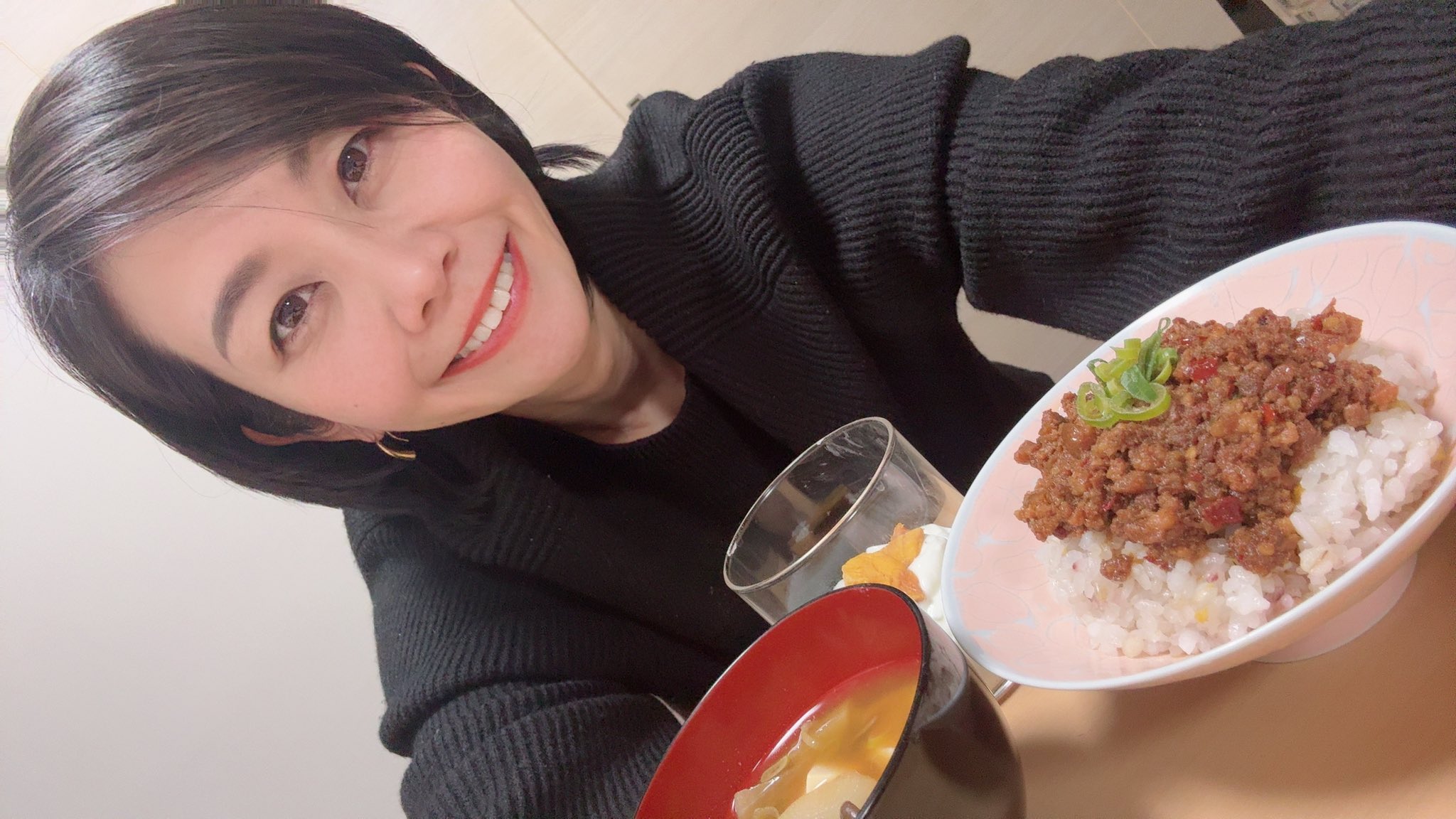 日本女議員梅村瑞穗吃滷肉飯+芒果。（翻攝自X@mizuho_umemura）