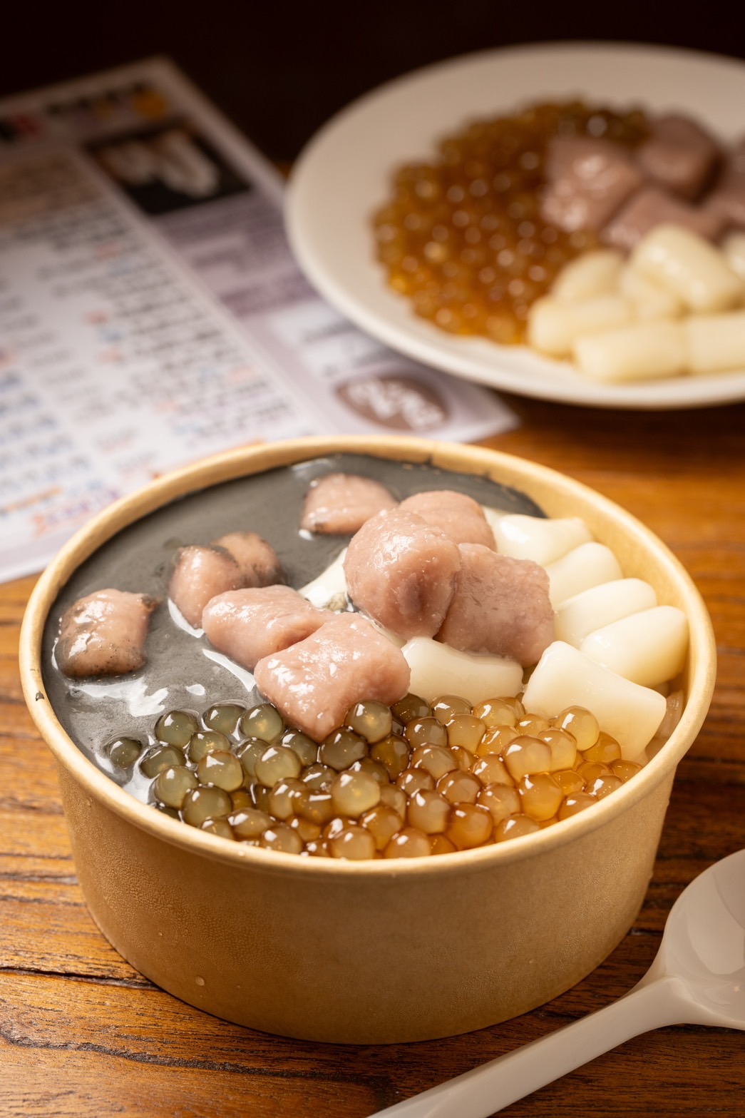「3Q芝麻蔗片冰」加入醇濃的自製芝麻漿,些許焦苦的核果風味與自帶焦香的蔗片冰非常搭。(120元/份)