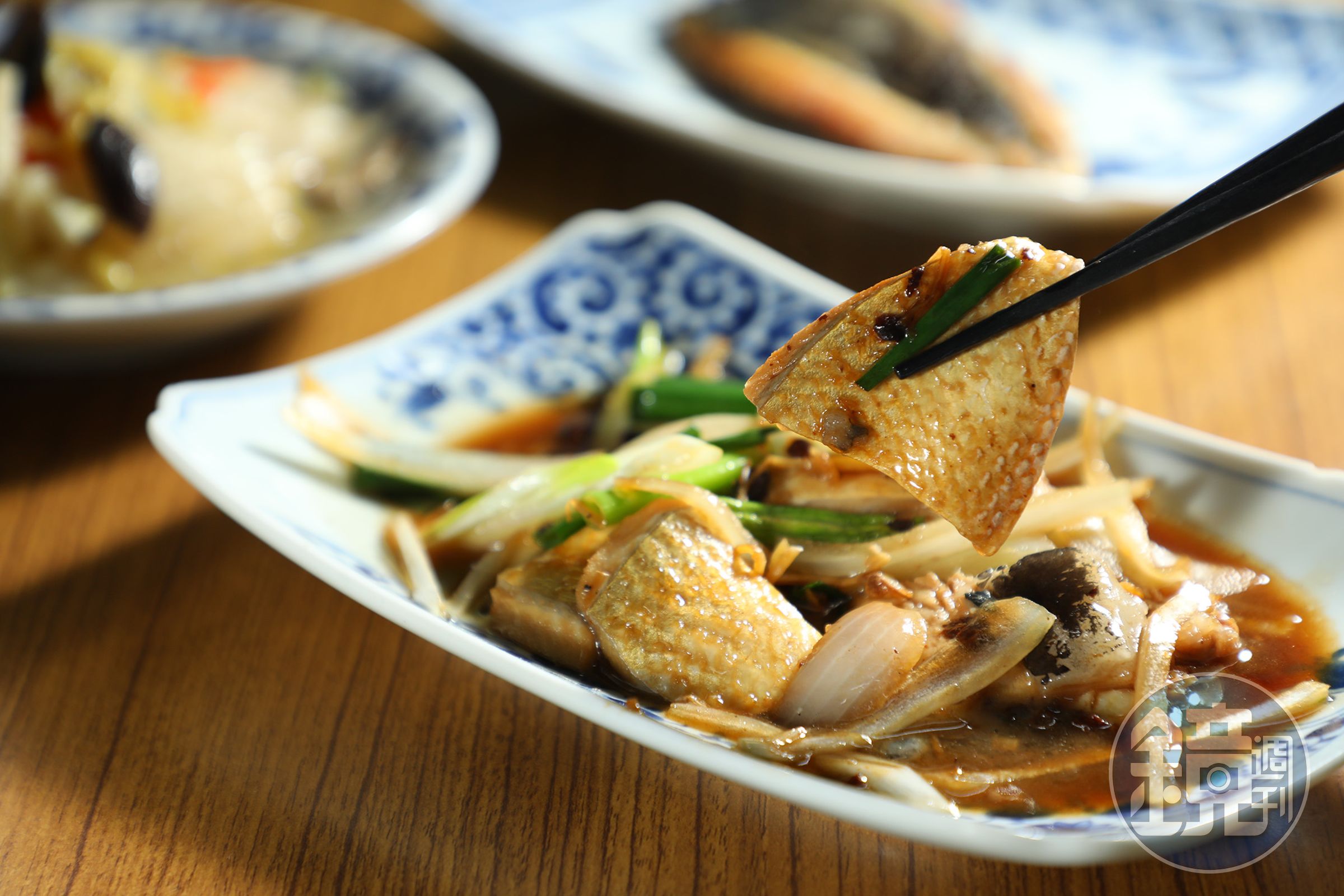 放入洋蔥、豆豉提味「鹽蒸虱目魚肚（半隻）」，吃得到新鮮虱目魚的細嫩肉質。（90元／份）