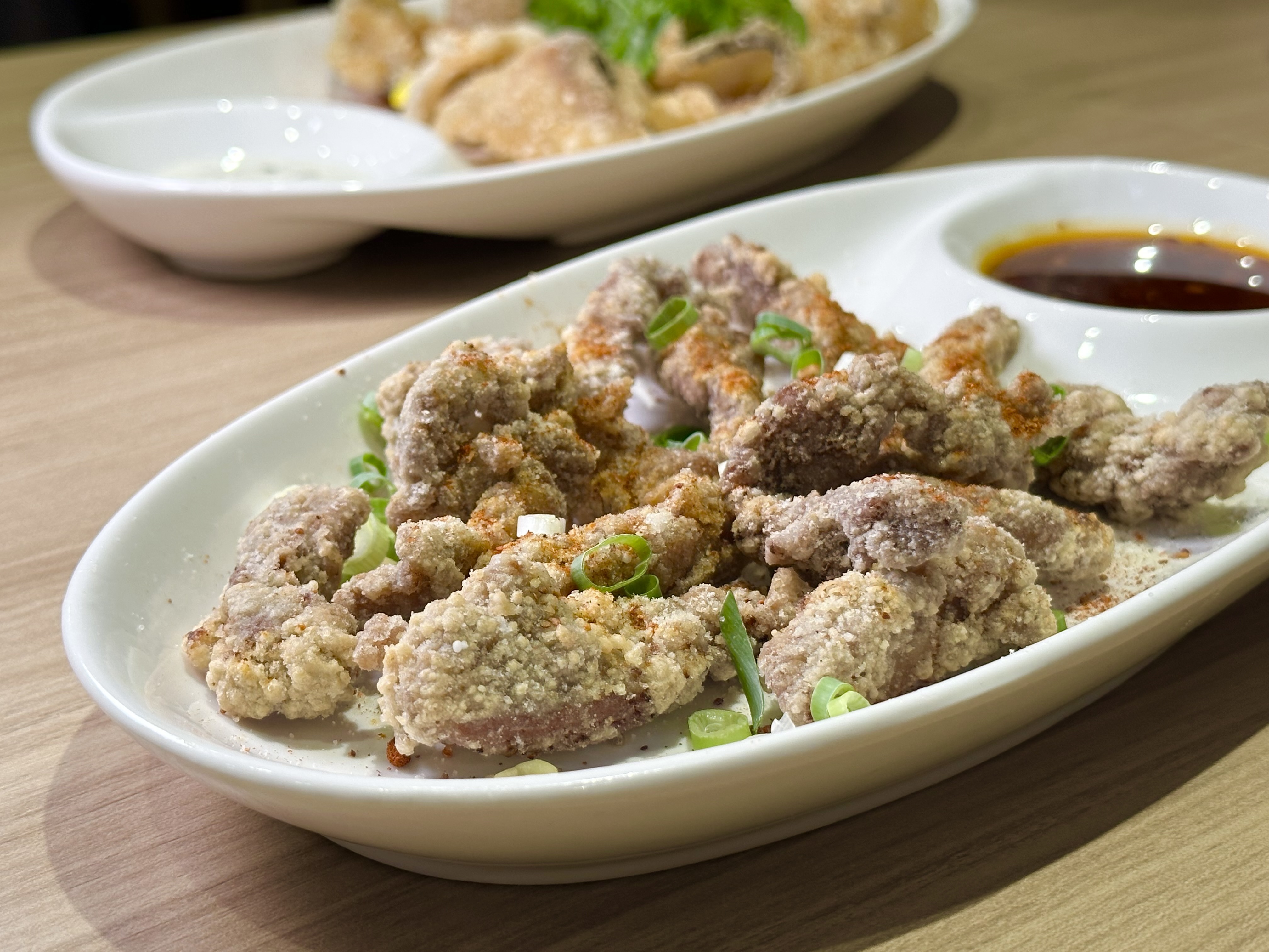 「椒麻小酥肉」鹹香涮嘴不油膩。（128元／份）