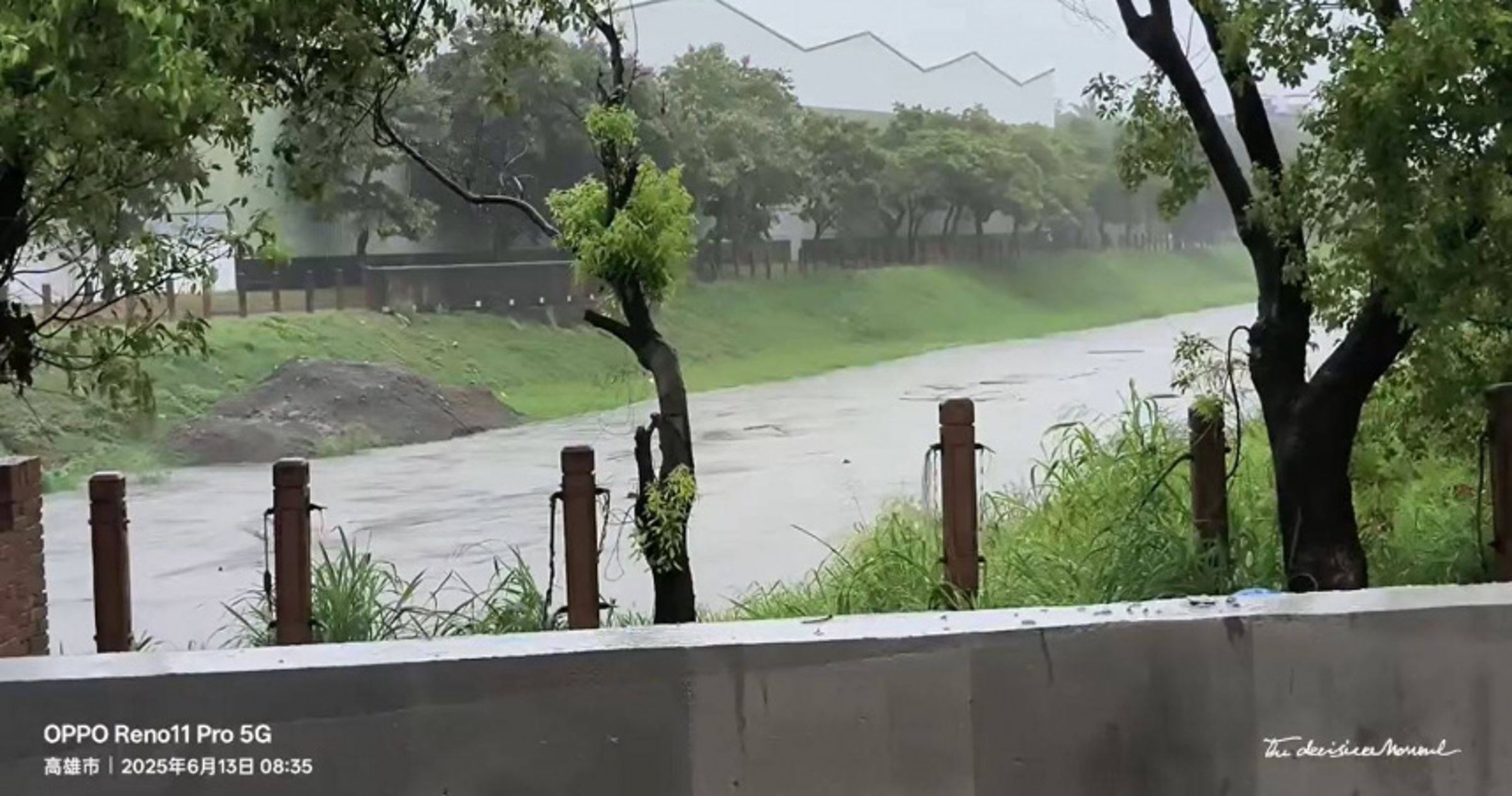 高雄今早多處爆出積水災情,市民騎車差點摔倒直呼「像颱風天」。(翻攝自高雄人淹水大小事)