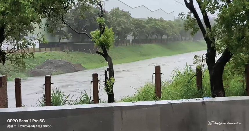 高雄今早多處爆出積水災情，市民騎車差點摔倒直呼「像颱風天」。（翻攝自高雄人淹水大小事）