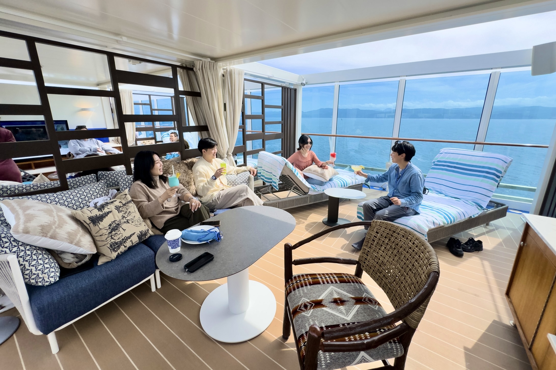 「聖殿成人休憩區（Sanctuary）」僅開放入住指定房型且年滿16歲旅客使用，提供遠離喧囂的專屬海景與放鬆空間。
