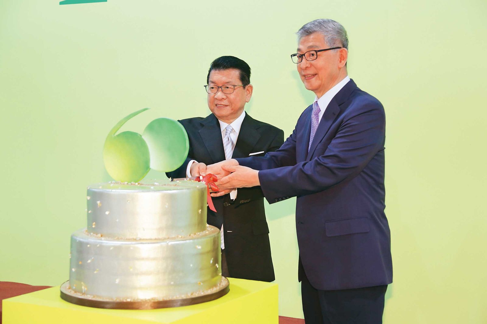 國泰金控60週年慶時，蔡宏圖（右）與蔡鎮宇（左）兄弟難得同台。（國泰金提供）