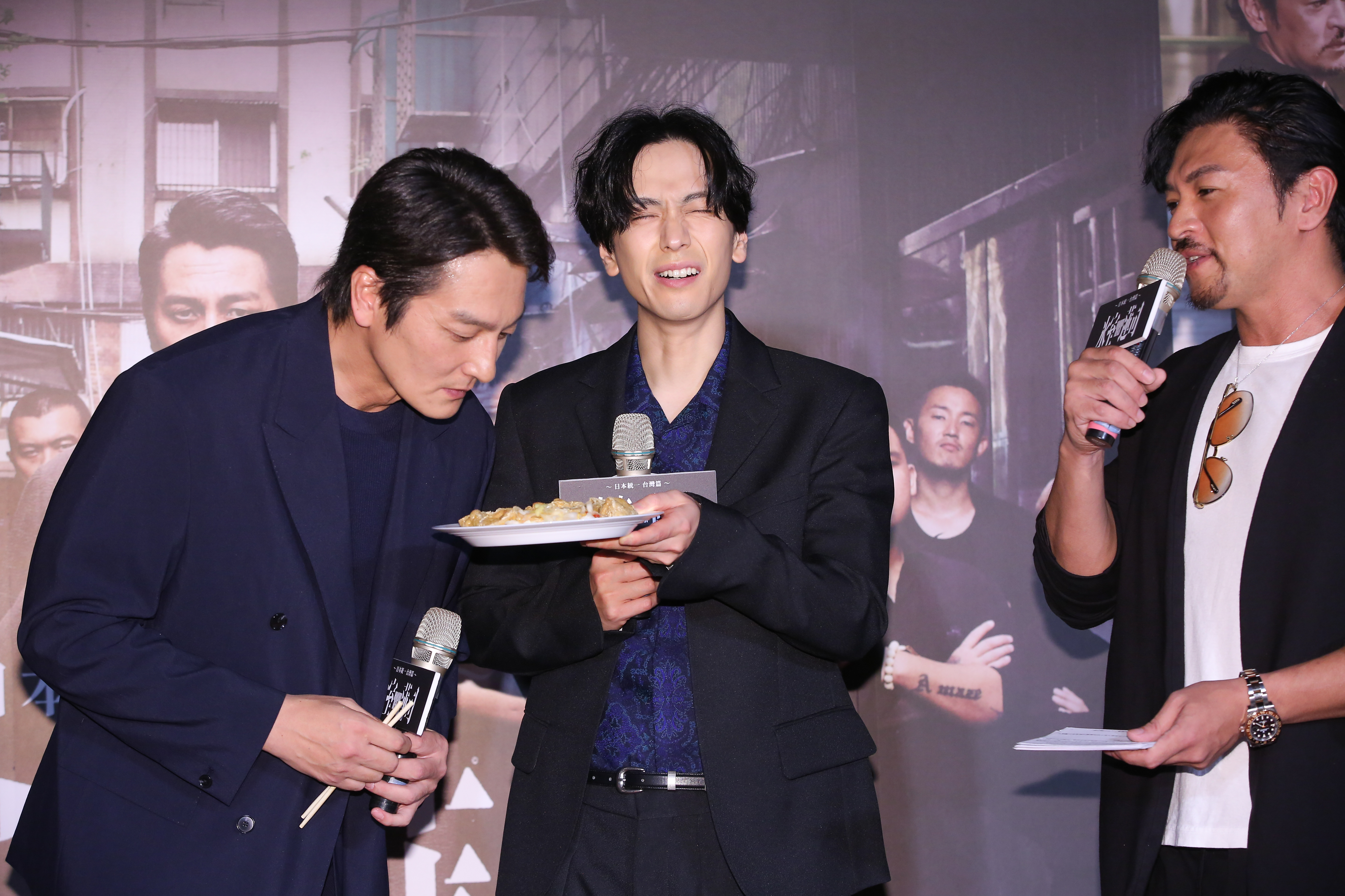 電影《冰室蓮司：日本統一 台灣篇》主演黑羽麻璃央（右）和本宮泰風聞臭豆腐的味道。