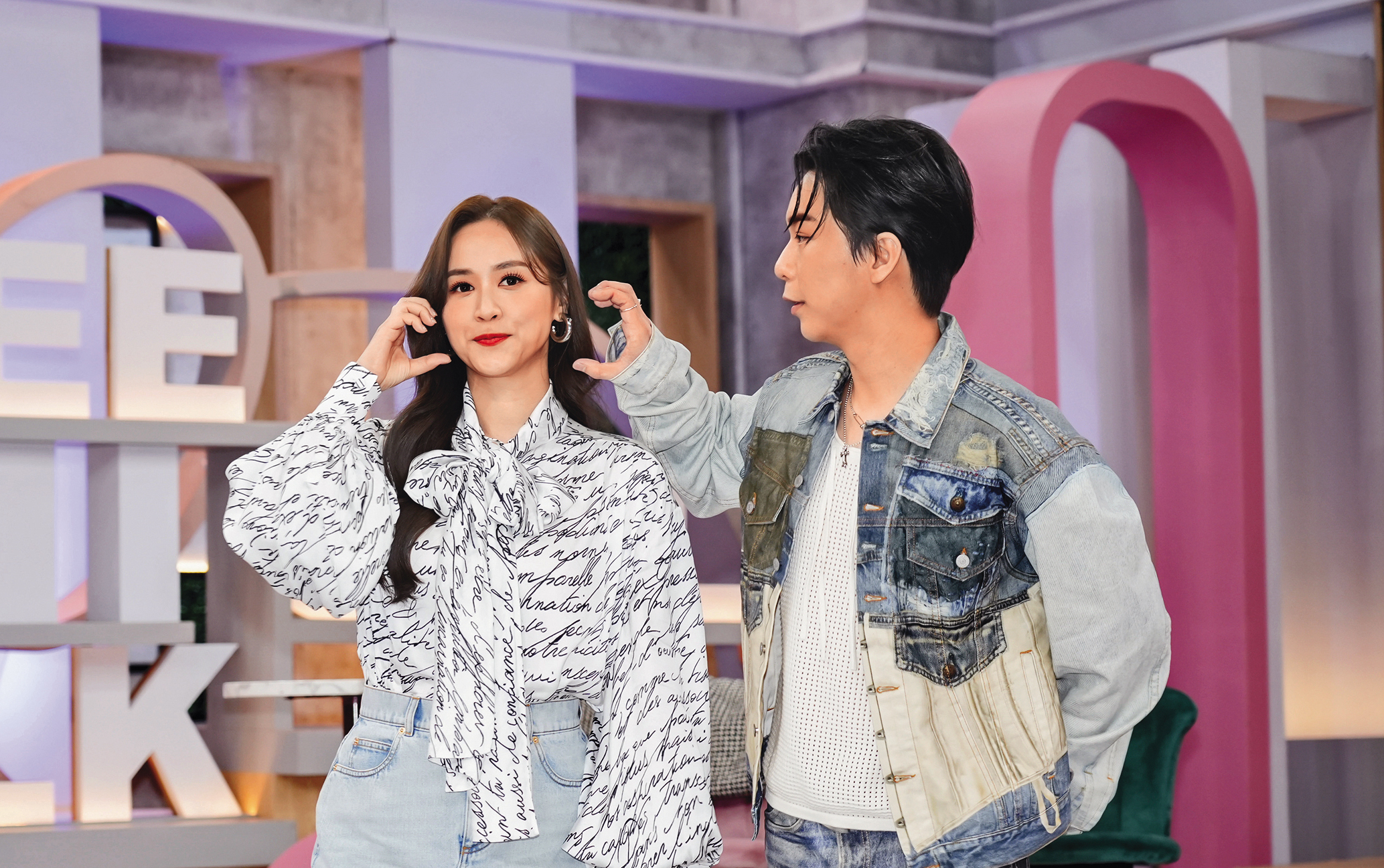 吳姍儒（左）遭小人環伺，笑不粗乃很正常。右為派翠克。