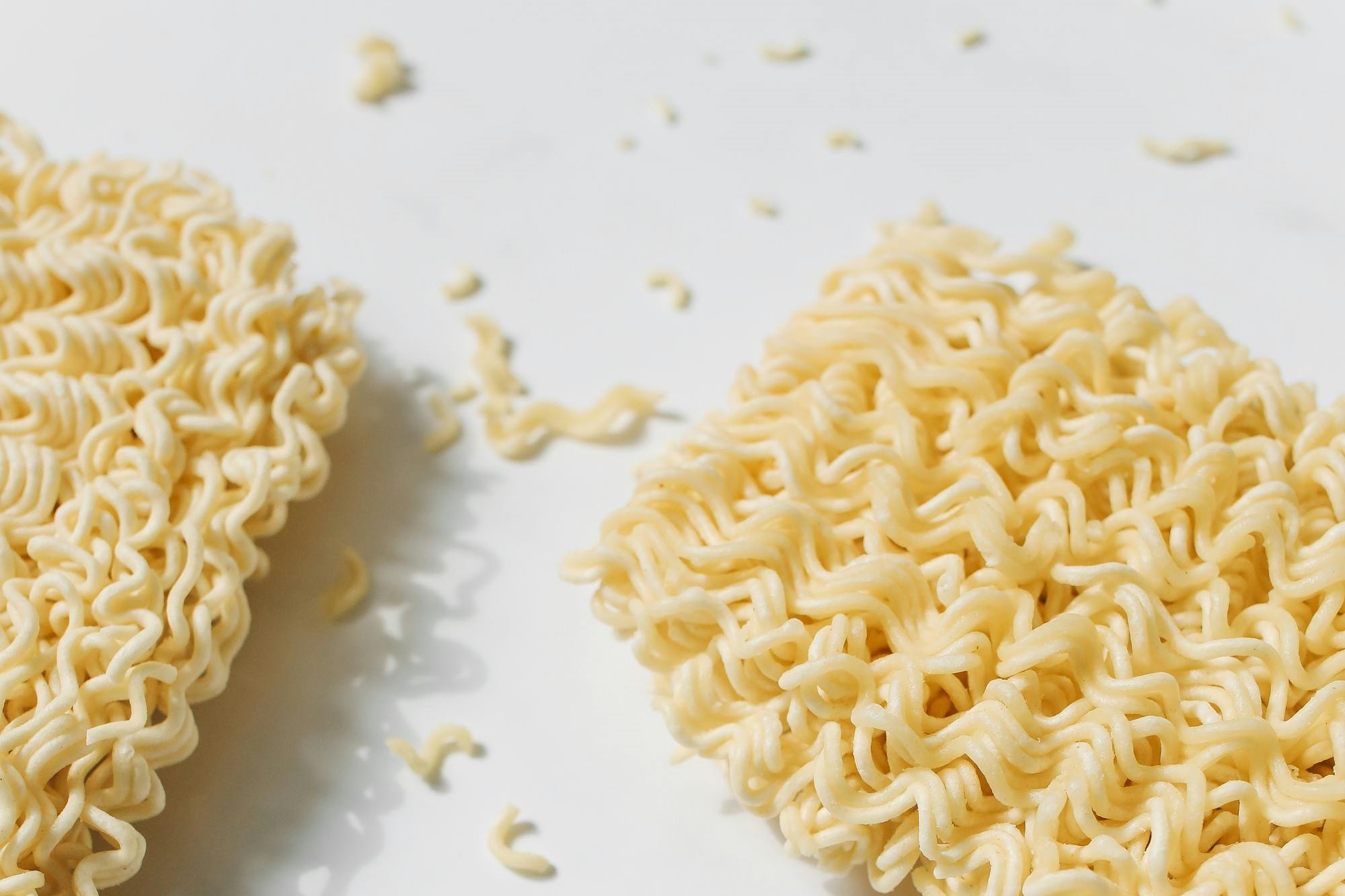 埃及開羅1名13歲少年因跟風挑戰「生吃泡麵」而釀成悲劇。(pexels提供)