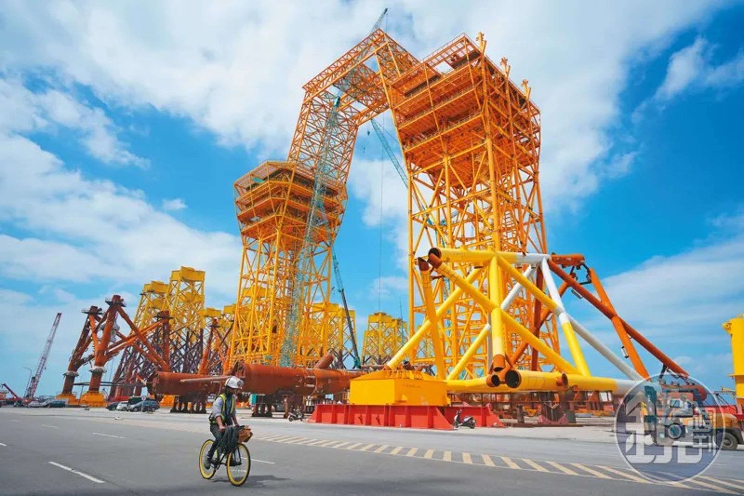 世紀風電已完成226座套管式水下基礎，預計在2030年前，將有超過300座以上的水下基座待執行。（本刊資料照）