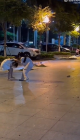 人妻與小三扭打在一起。（翻自微博）